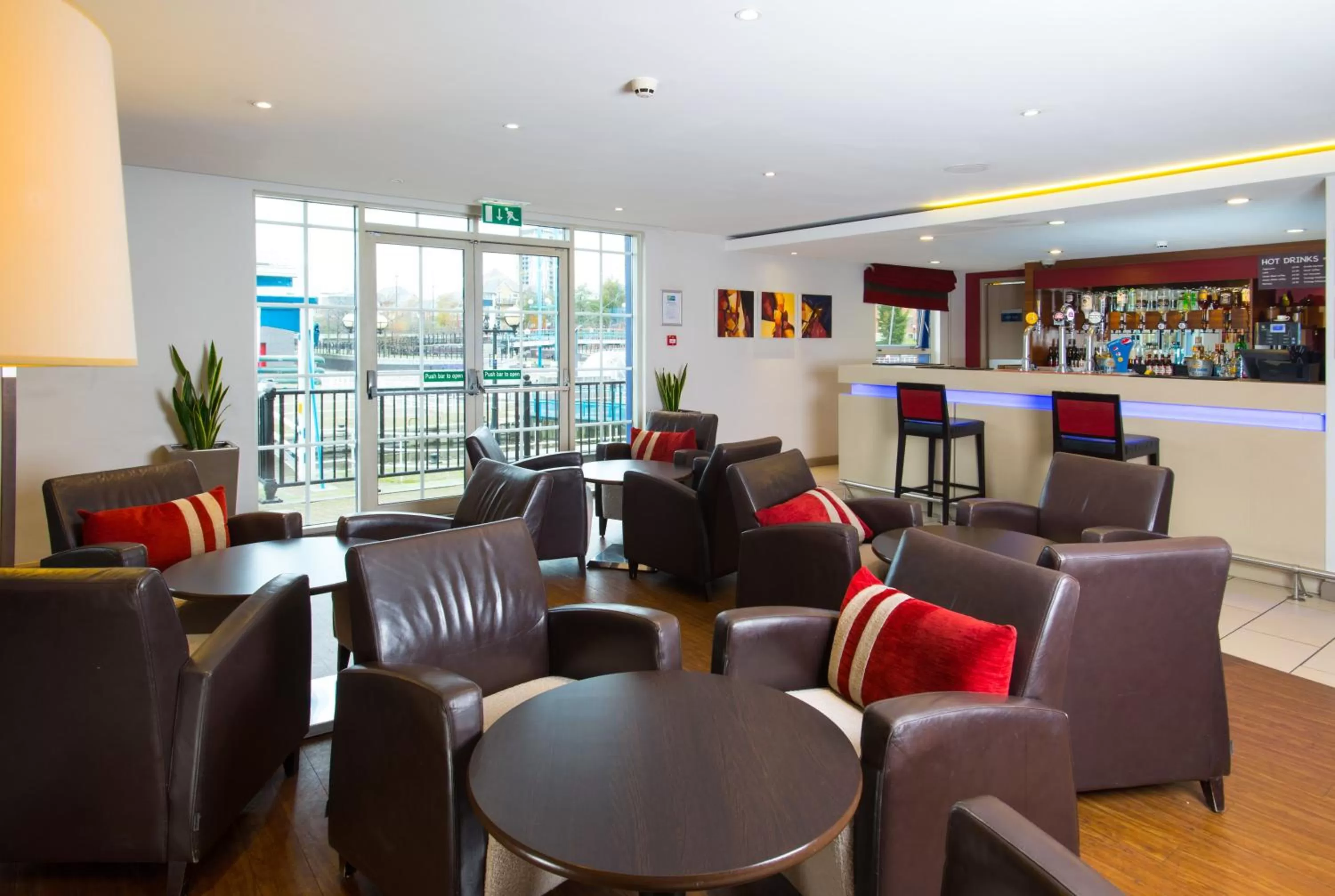 Lounge or bar in Holiday Inn Express Manchester - Salford Quays by IHG