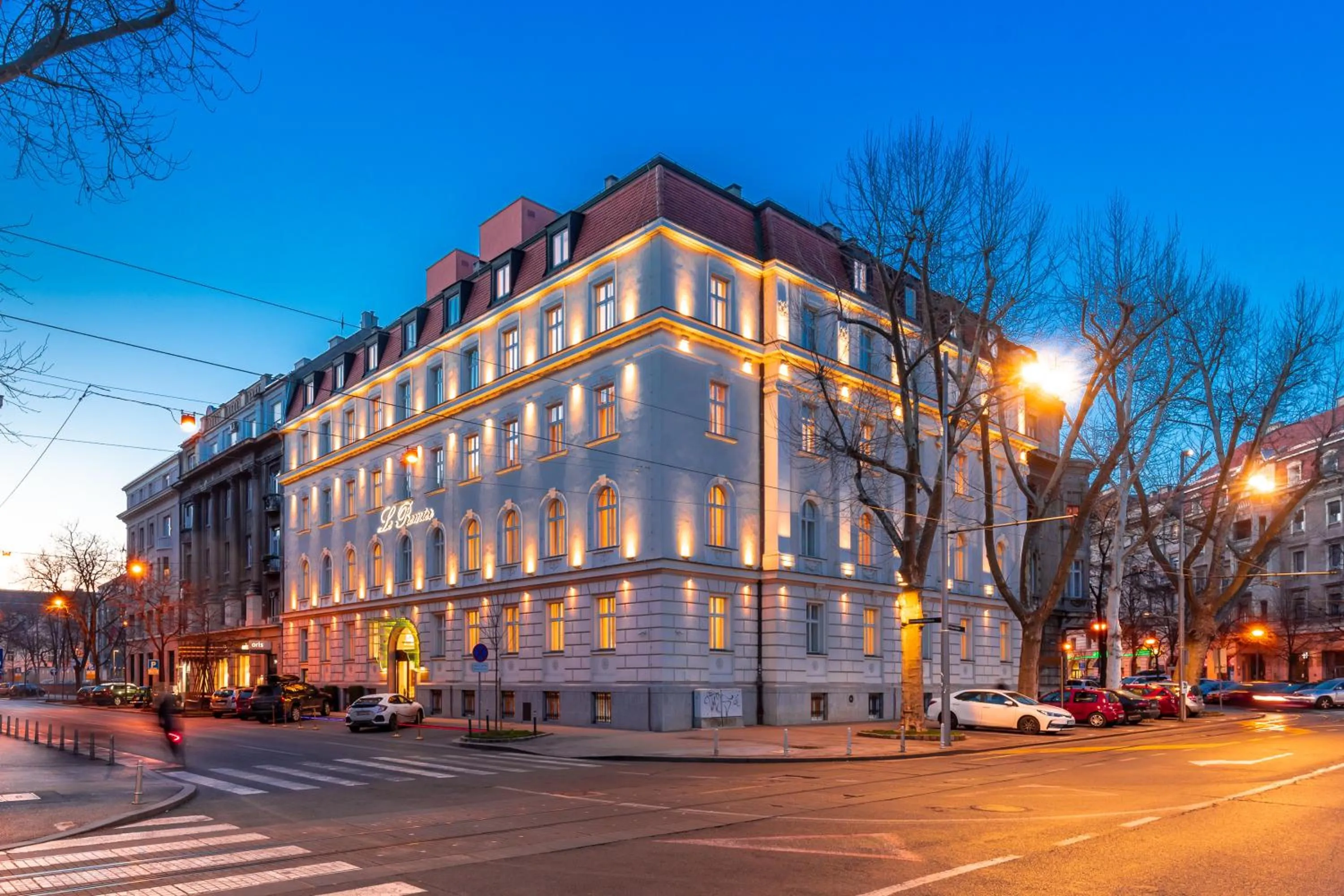 Property building in Hotel Le Premier
