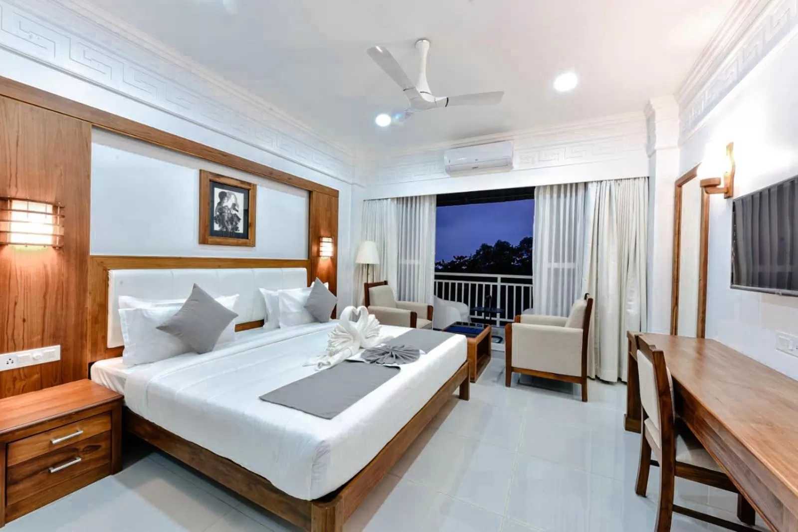 Mountain view, Bed in HOTEL WHITE HOUSE, Munnar