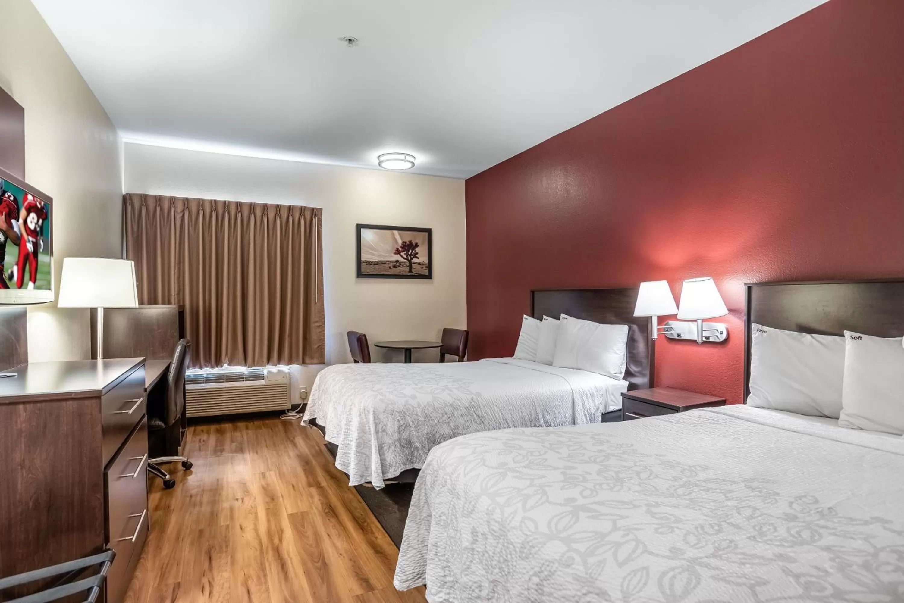 Photo of the whole room, Bed in Red Roof Inn PLUS + Phoenix West