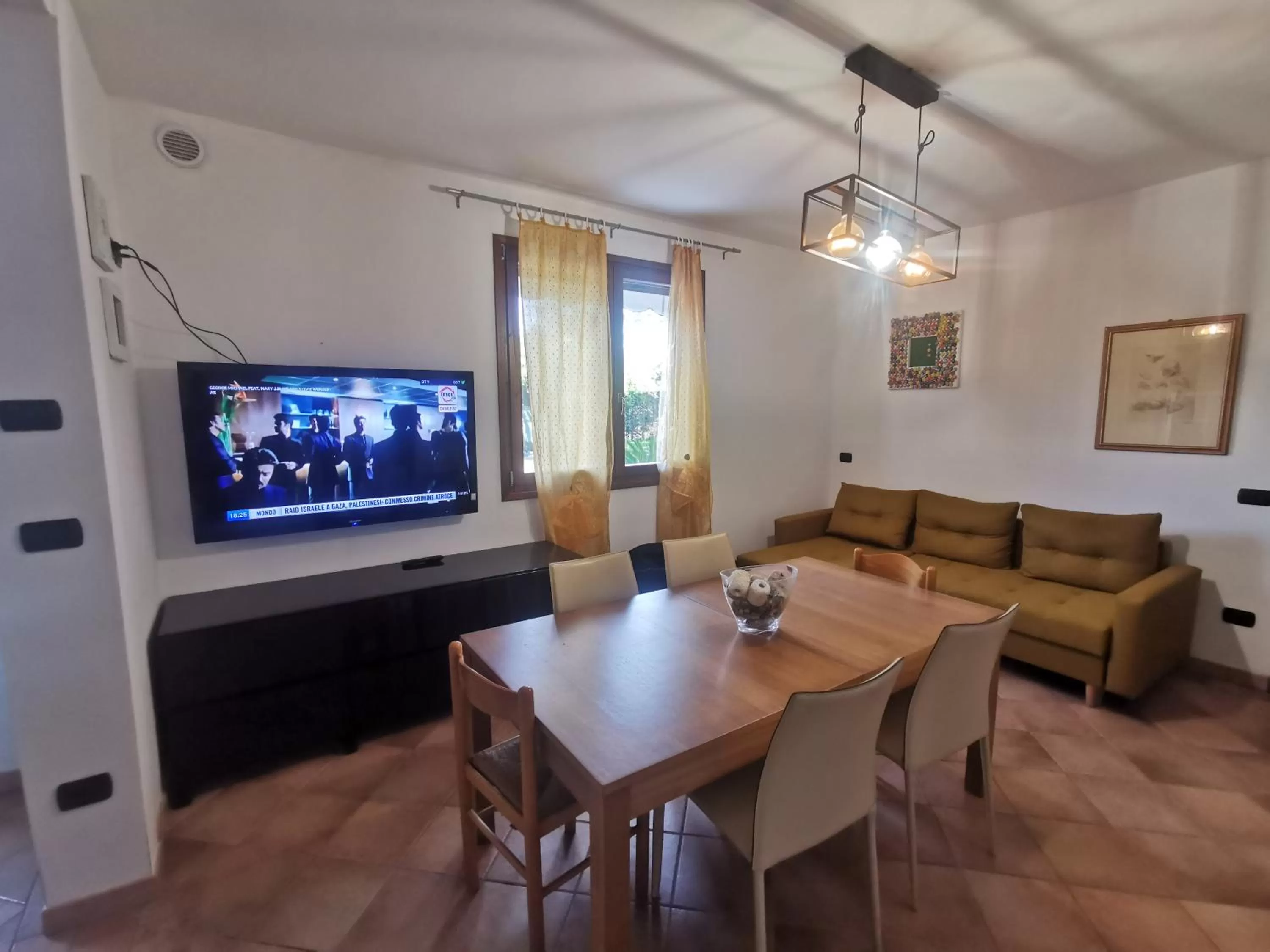 TV/Entertainment Center in FONDO MARSIGLIA 110