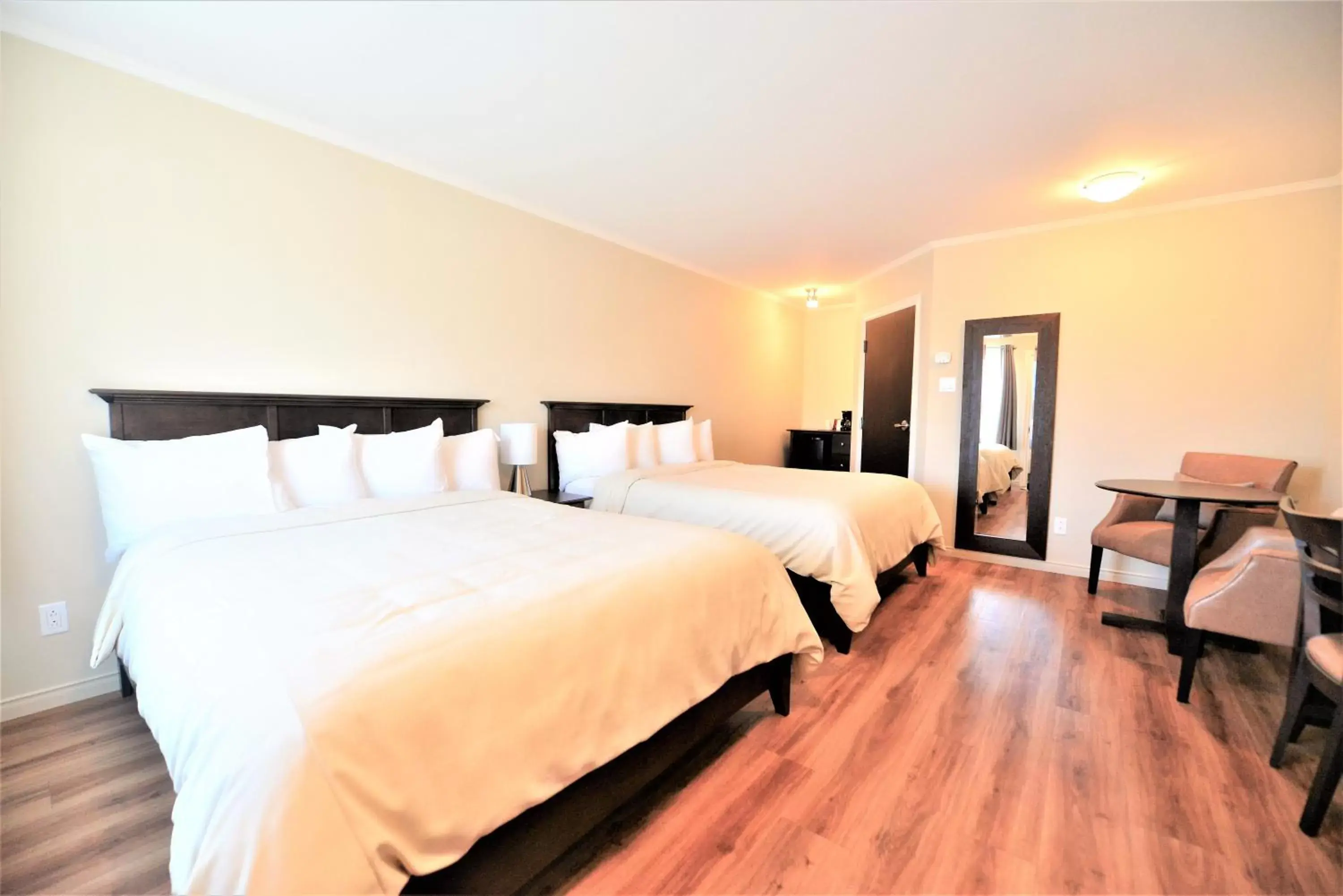 Superior Queen Room with Two Queen Beds - Upper Floor in Motel L'Abri Superior Queen Room with Two Queen Beds - Upper Floor in Motel L'Abri