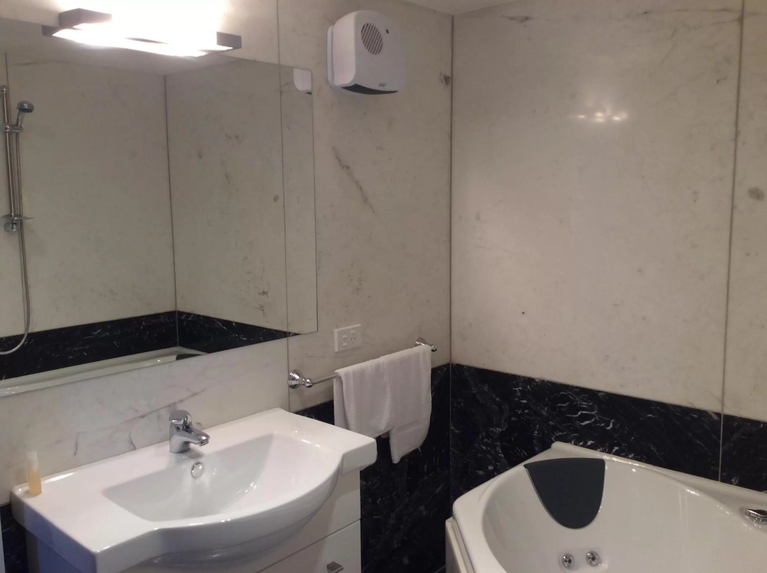 Bathroom in Golfcourse Road Chalets and Lodge