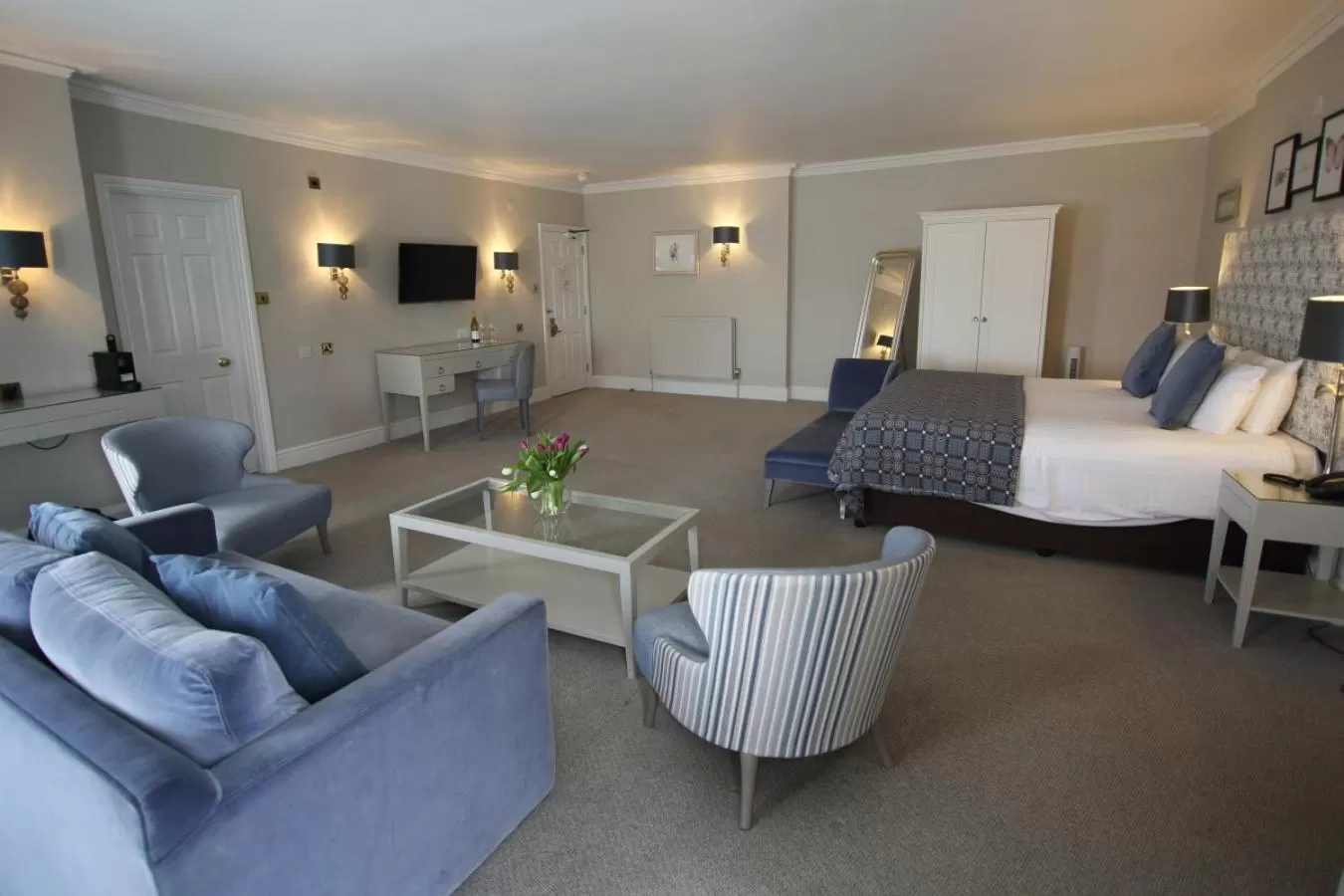 Photo of the whole room, Bed in Mercure Gloucester Bowden Hall Hotel