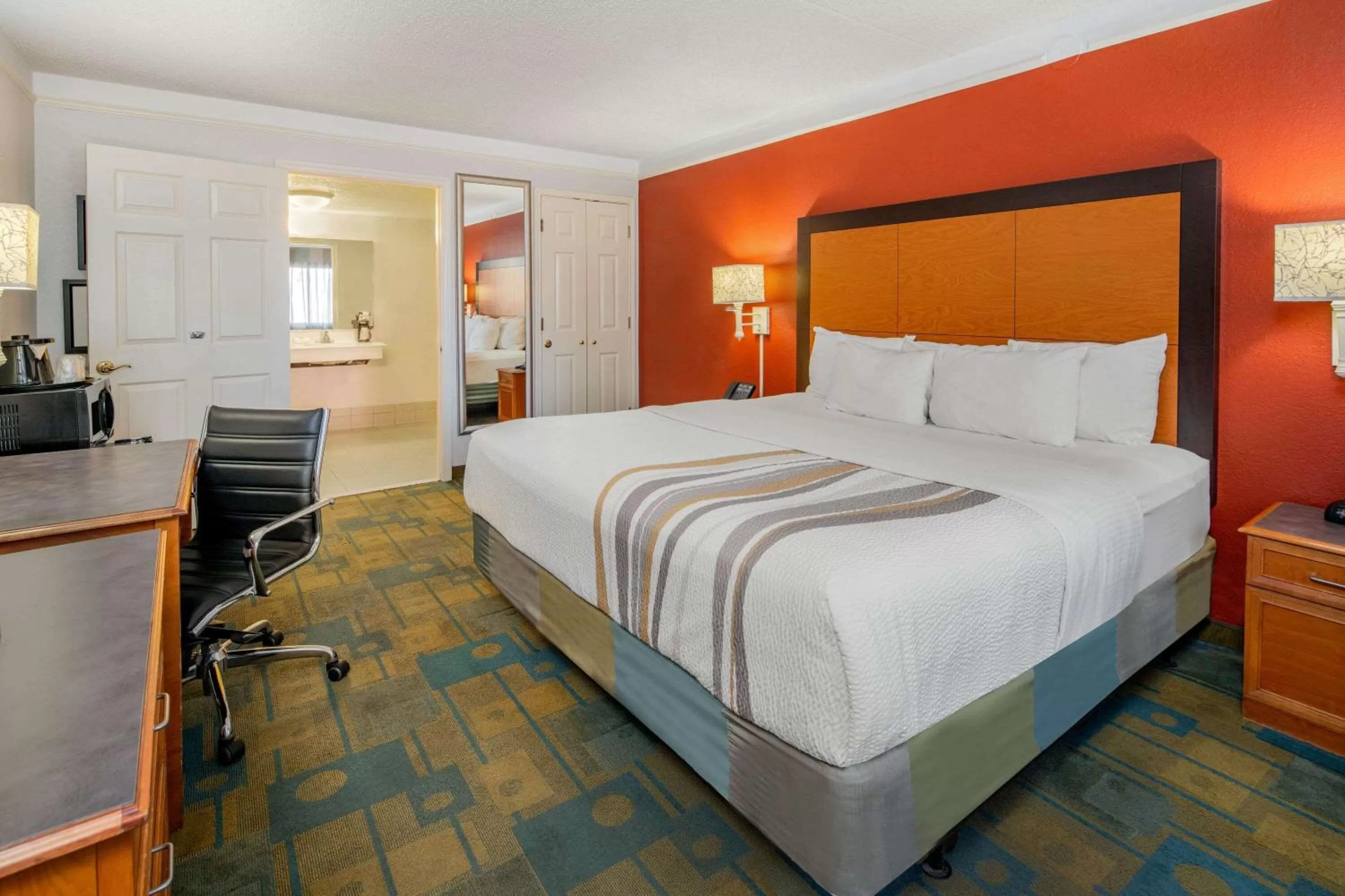 King Room with Mobility/Hearing Impaired Access - Non-Smoking in La Quinta Inn & Suites by Wyndham Irvine Spectrum