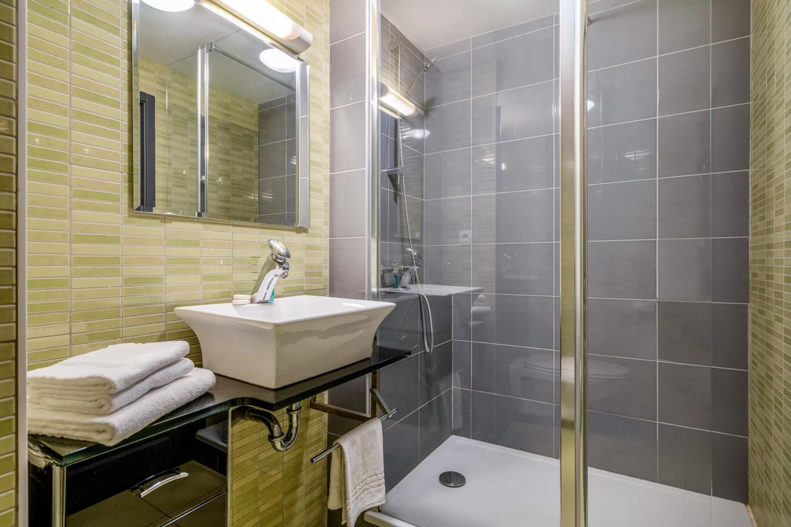 Shower in Zenitude Hôtel-Résidences Nantes Métropole