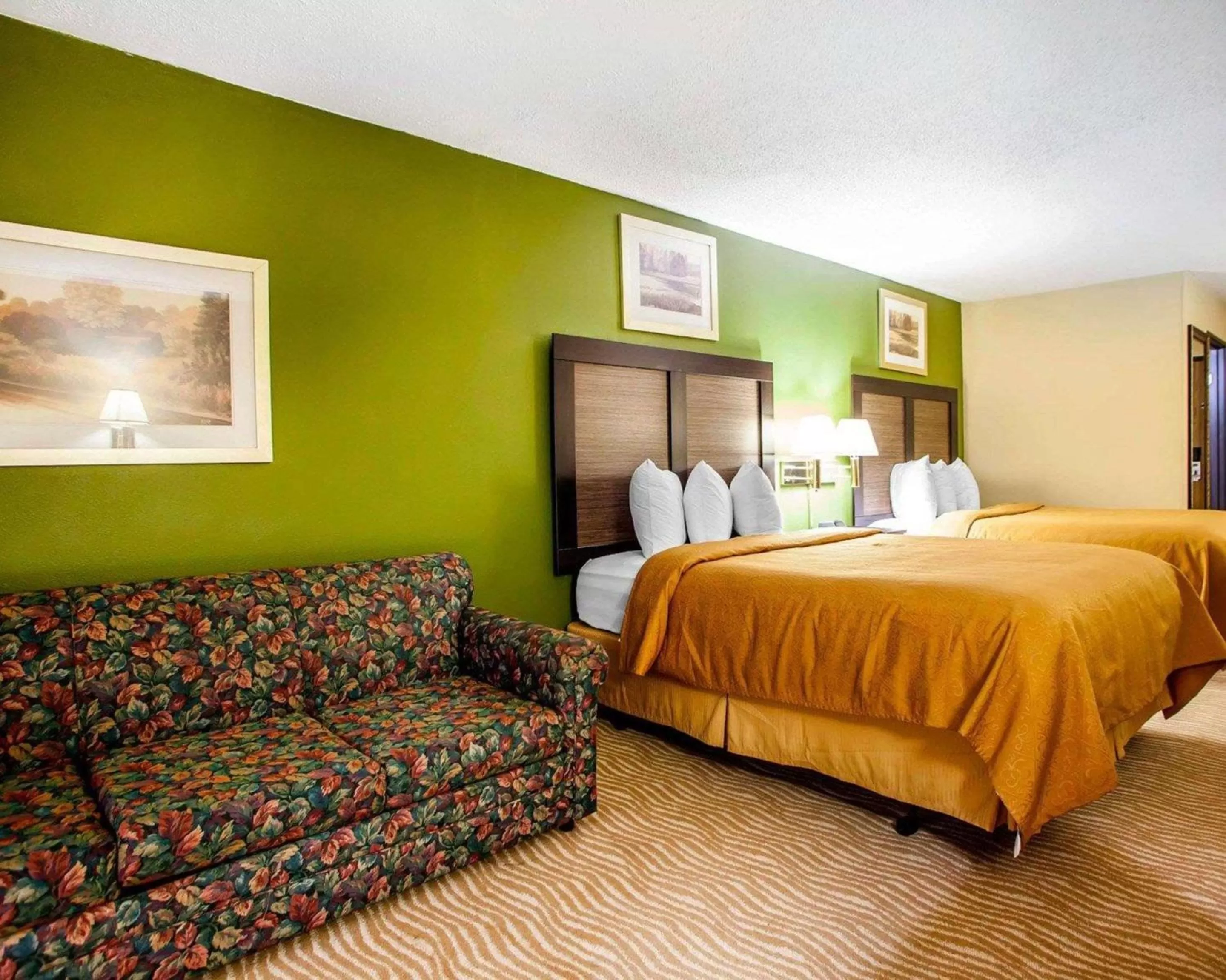 Photo of the whole room, Bed in Quality Inn & Suites Champaign North - Urbana