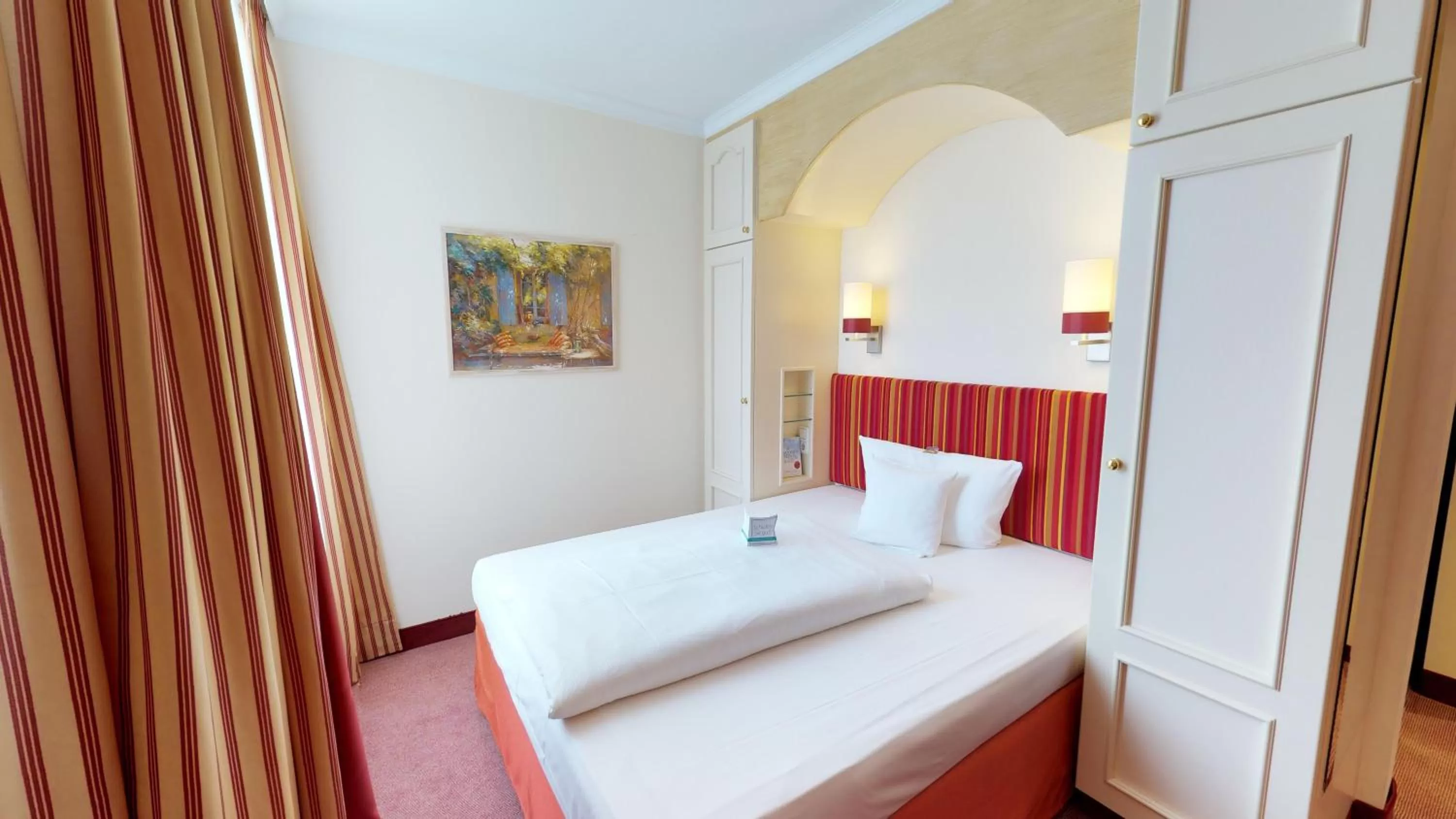 Bed in DORMERO Hotel Coburg