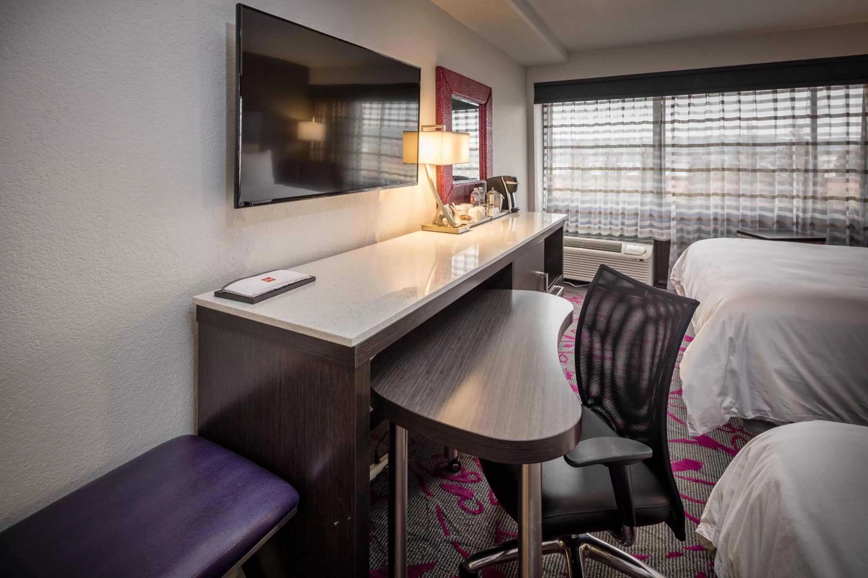 TV and multimedia in Radisson Hotel Oakland Airport