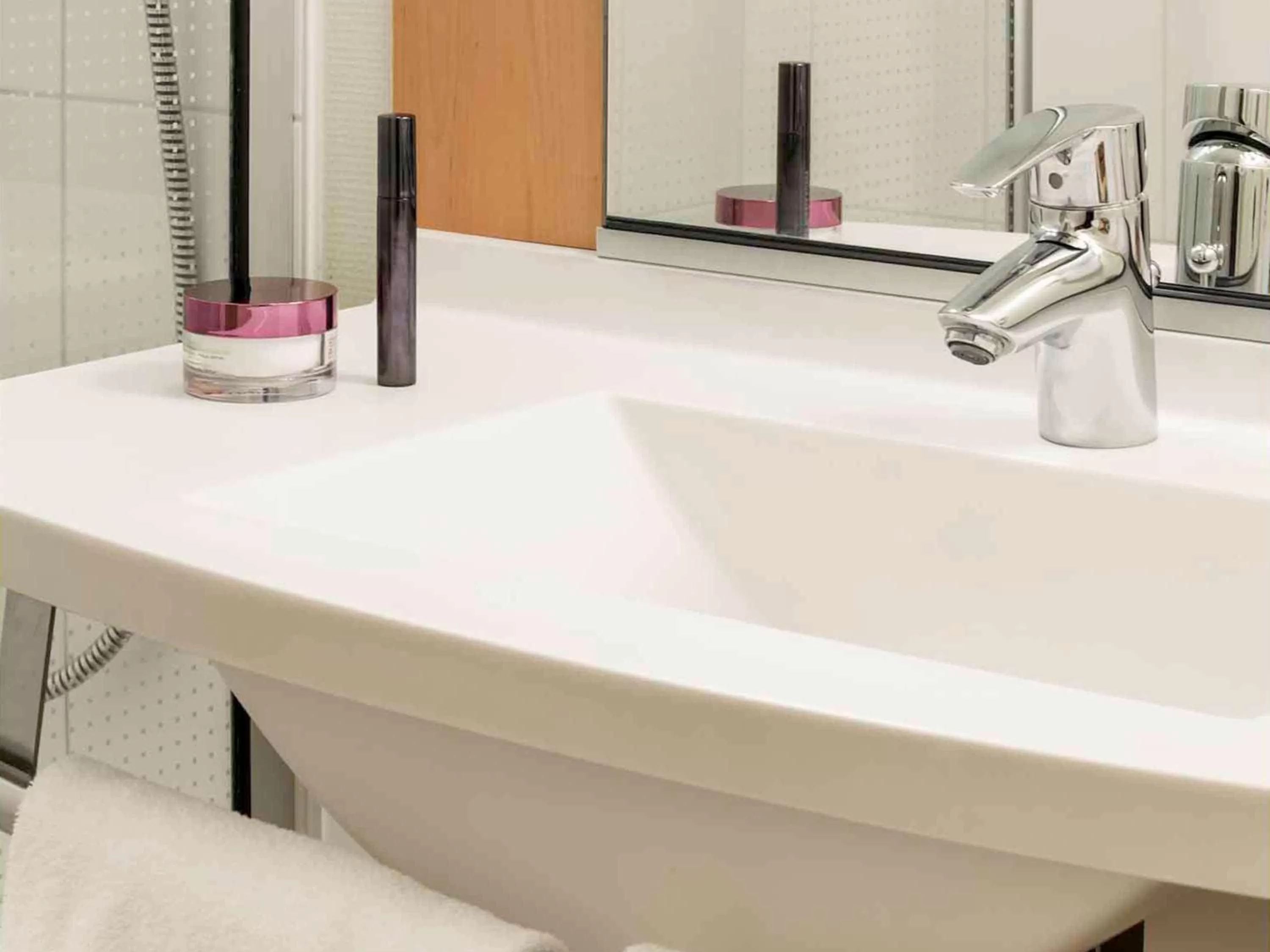 Photo of the whole room in ibis Angers Centre Chateau