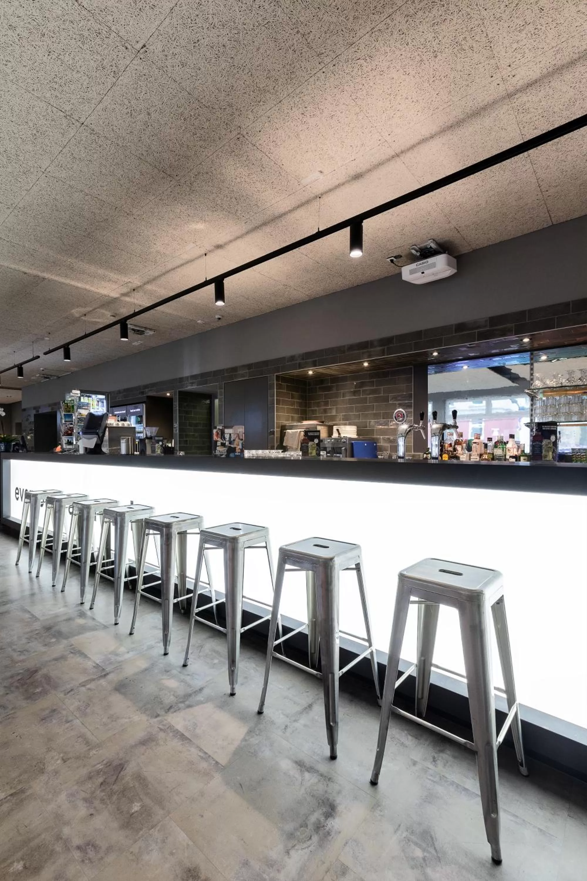 Lounge or bar in a&o Berlin Hauptbahnhof