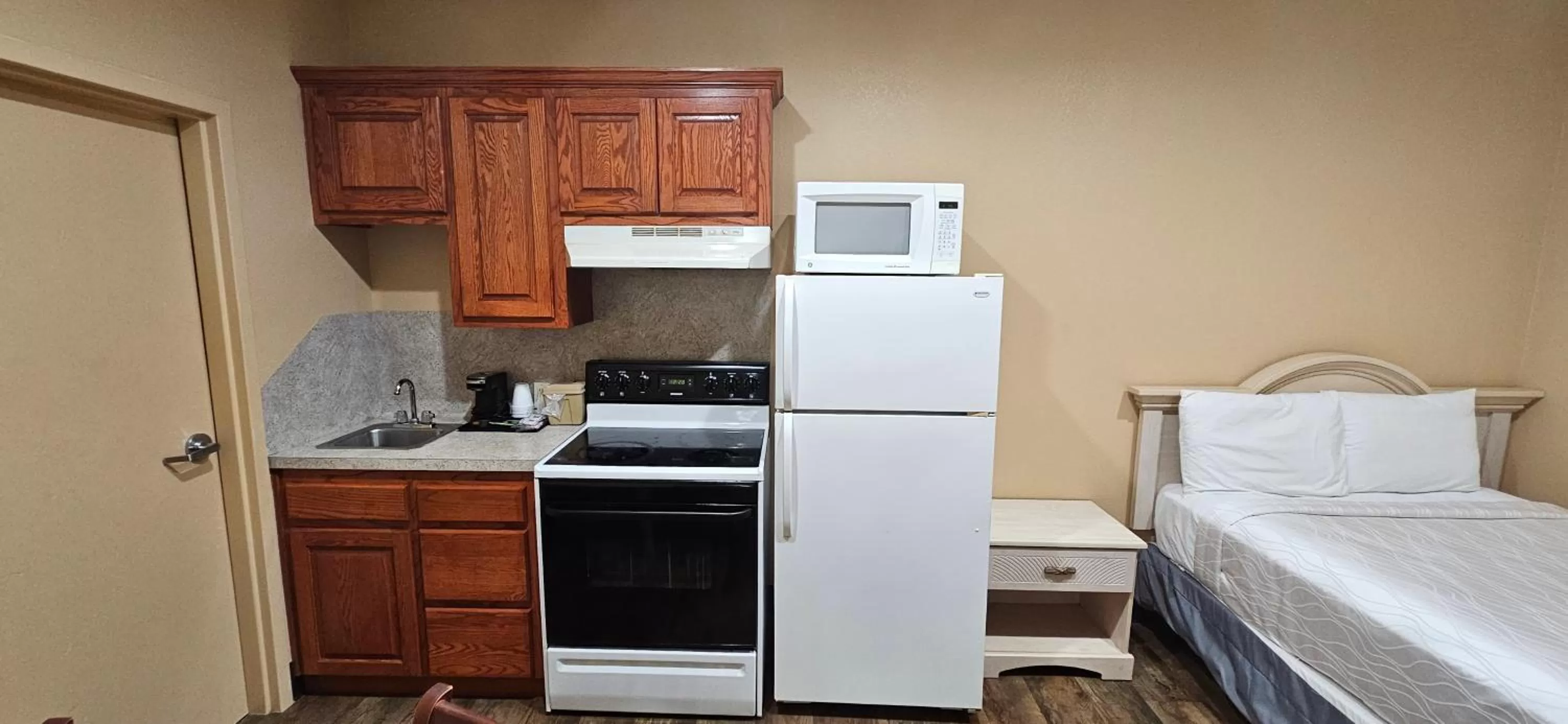 Kitchen or kitchenette, Bed in Weston Inn & Suites