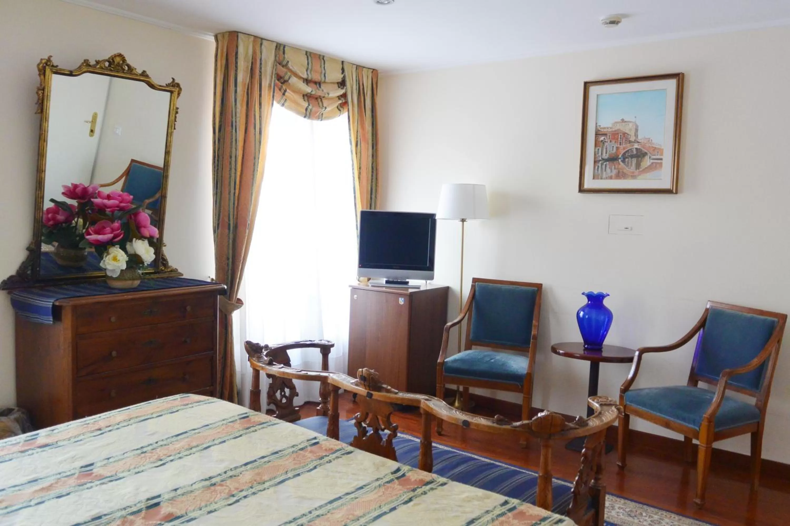 Seating area, Bed in Hotel San Zulian