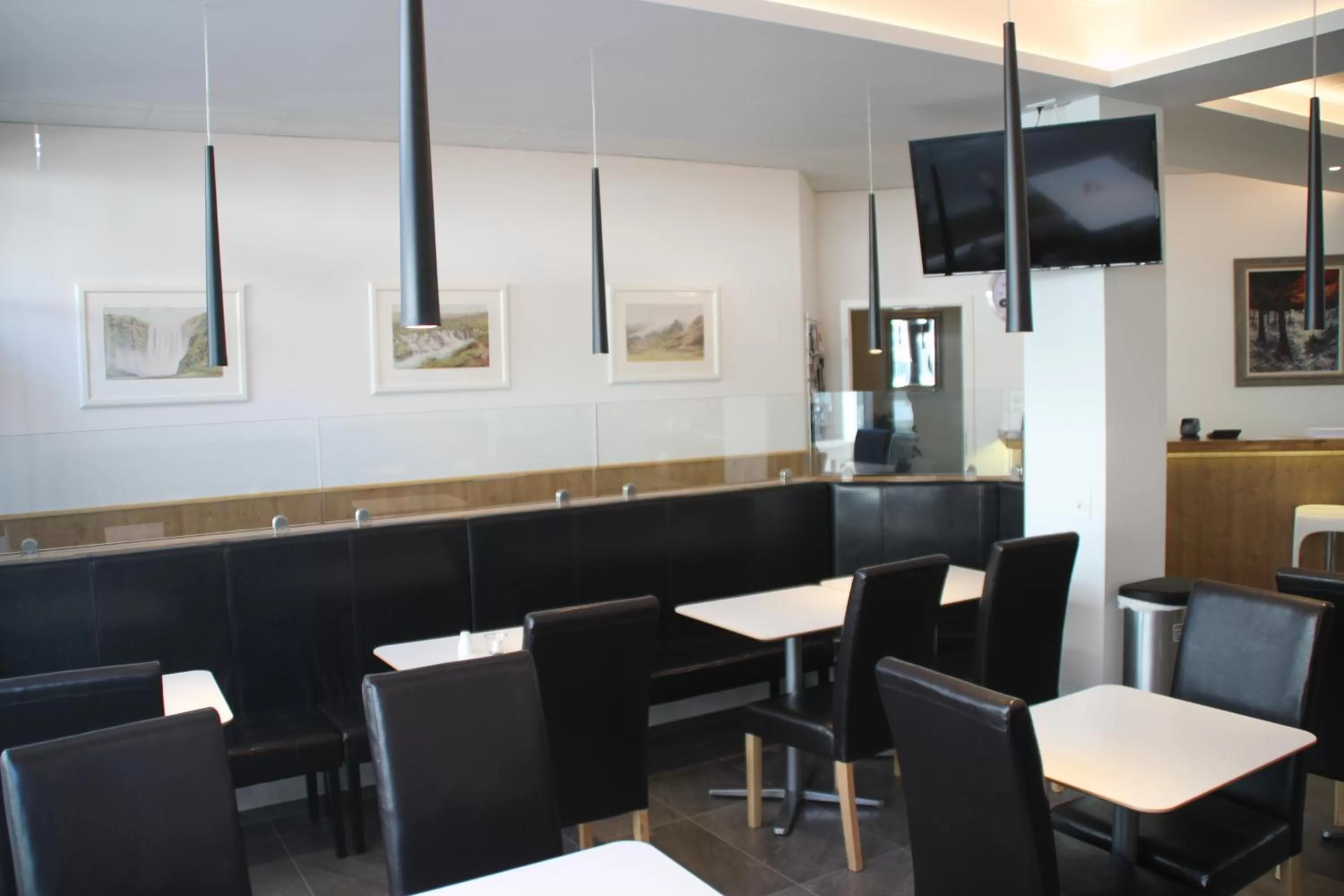 Communal lounge/ TV room in 100 Iceland Hotel