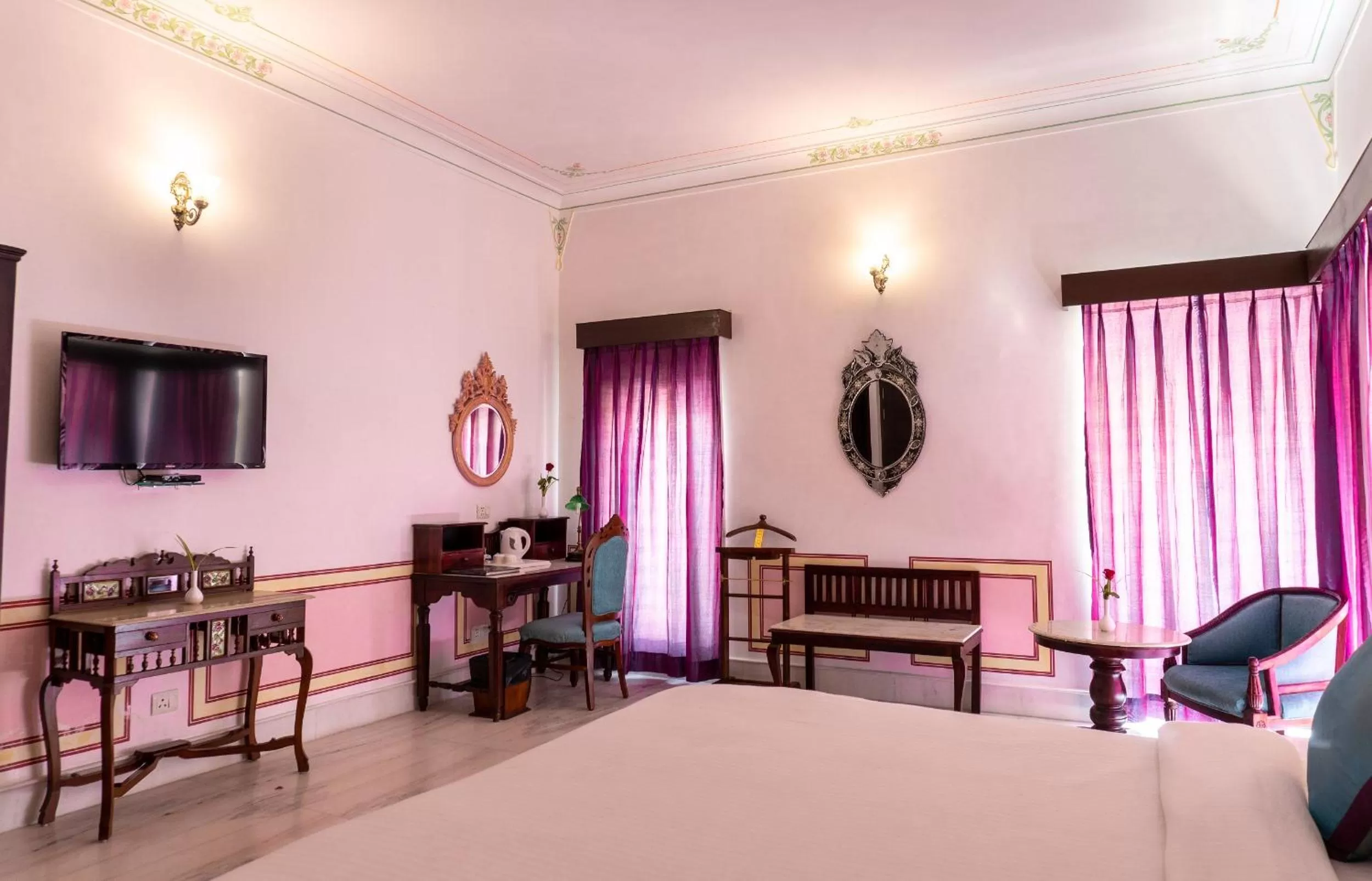 TV and multimedia, Bed in Amar Kothi