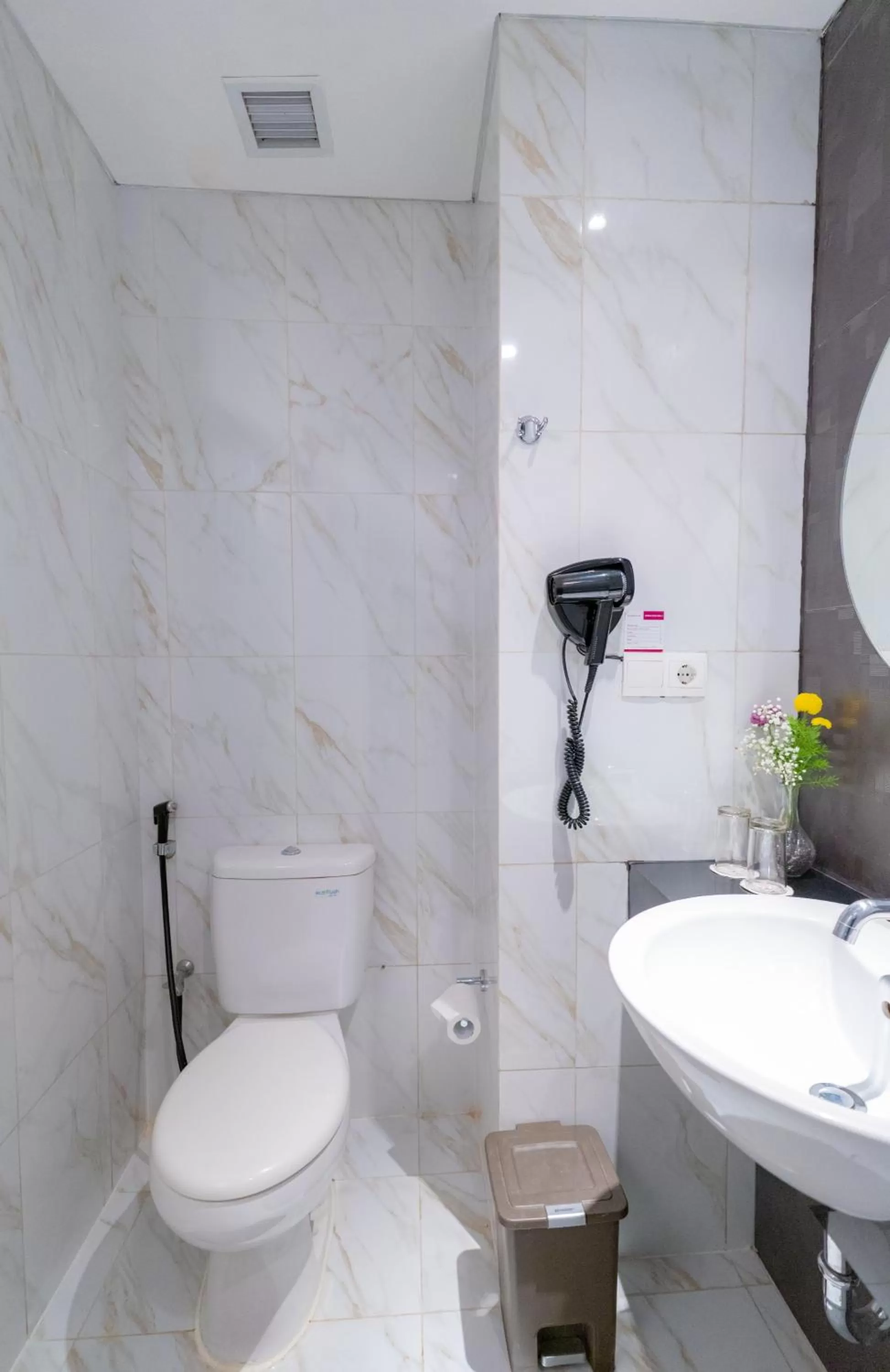 Bathroom in Brits Hotel Puri Indah