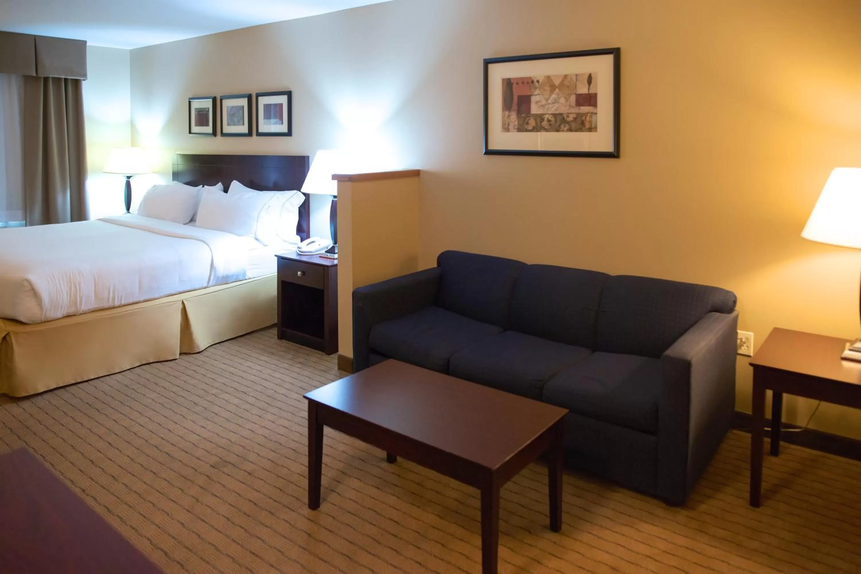 Photo of the whole room, Bed in Holiday Inn Express Devils Lake by IHG