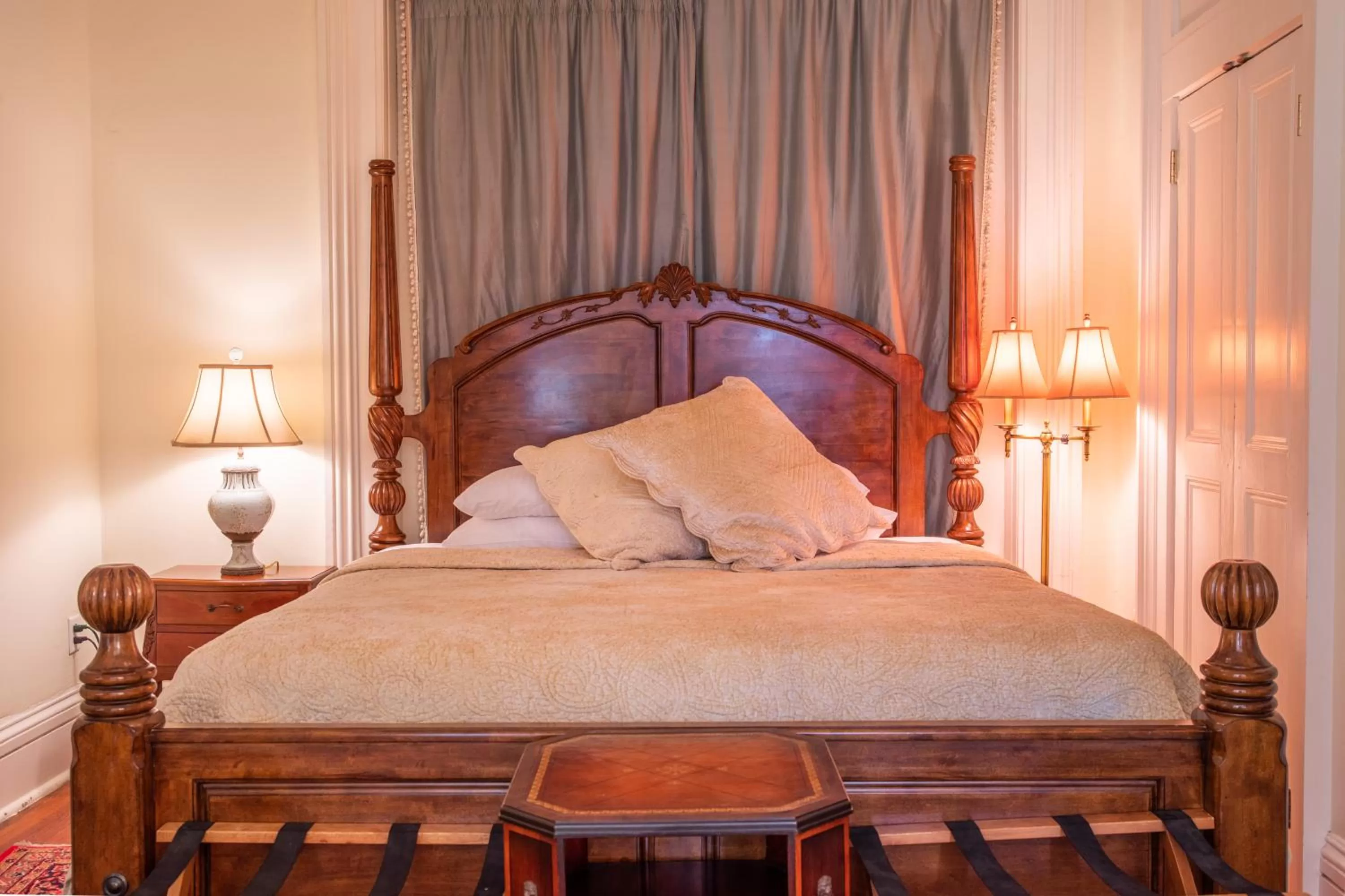 Bed in Justine Inn Savannah