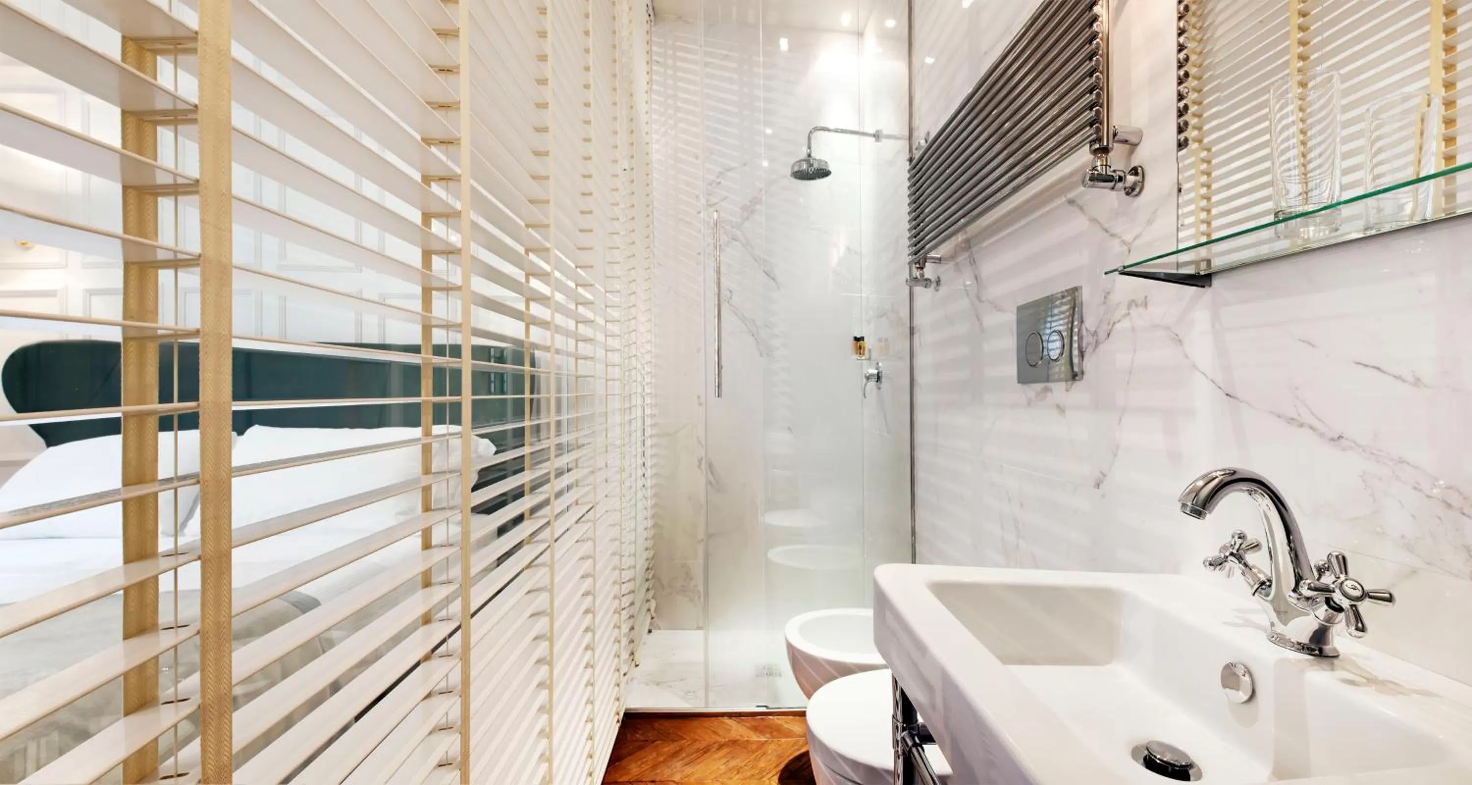 Bathroom in Hotel The Corner Roma