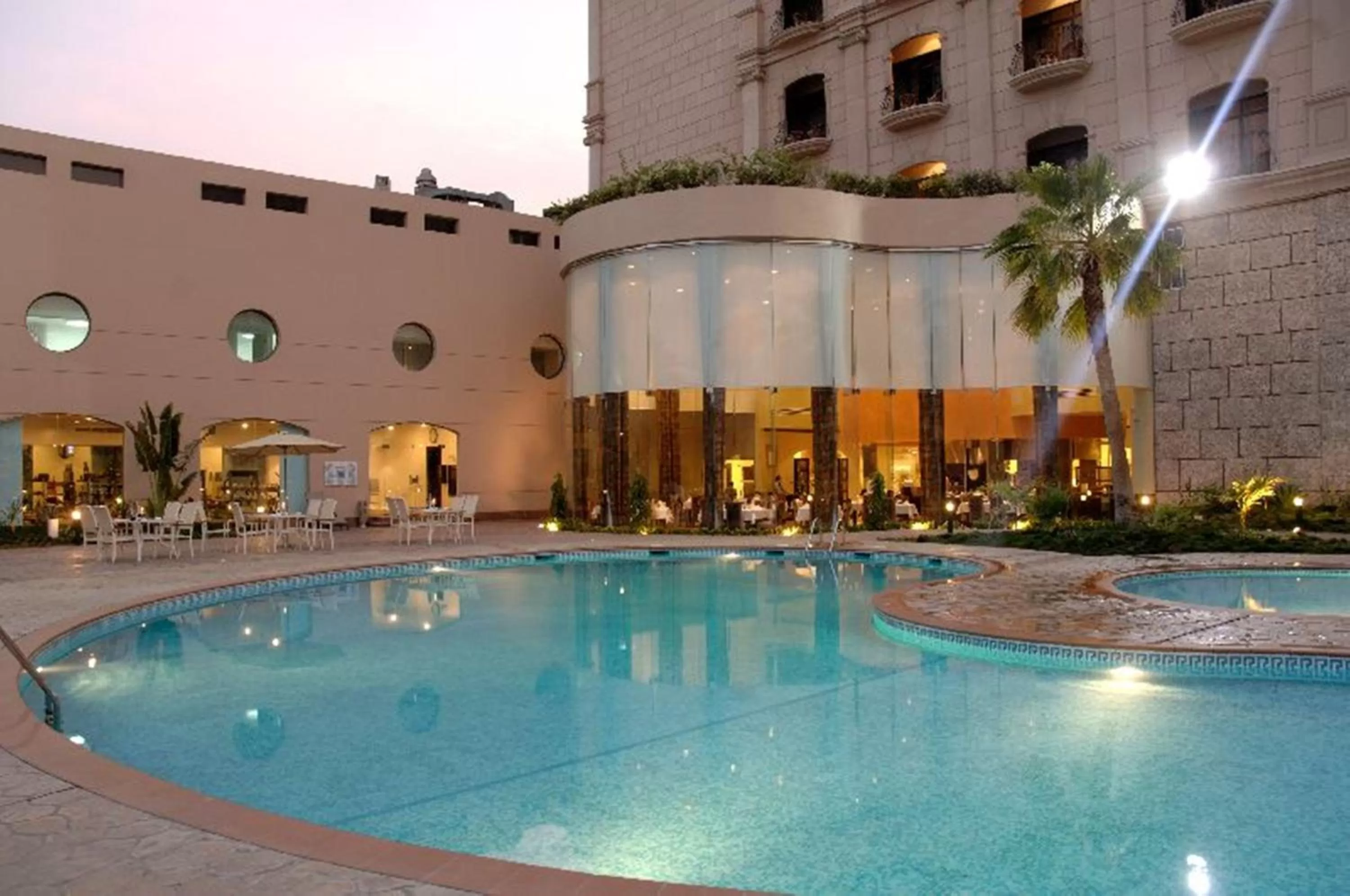 Swimming pool in Mövenpick Hotel Jeddah