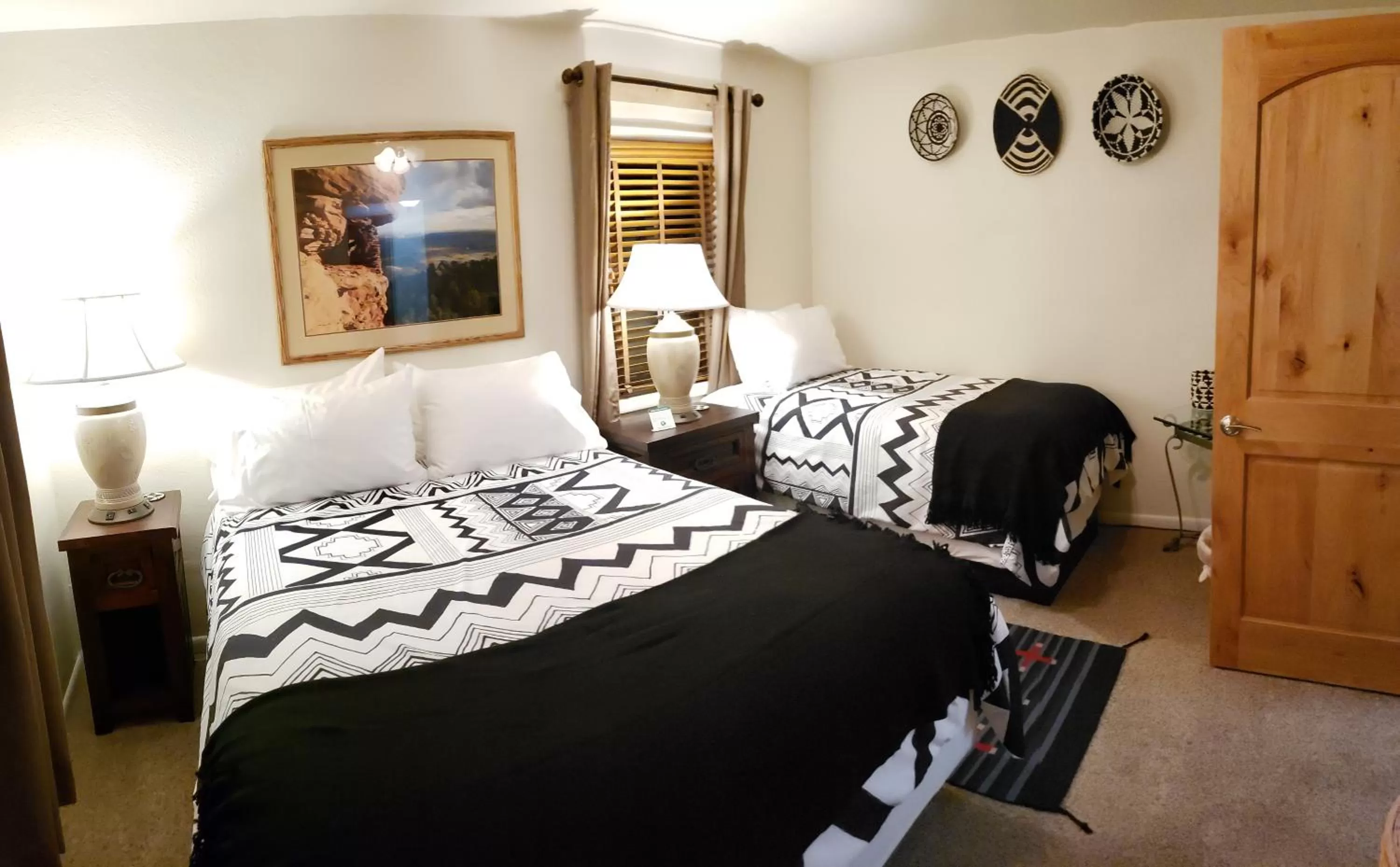 Bedroom, Bed in Stone Lizard Lodge