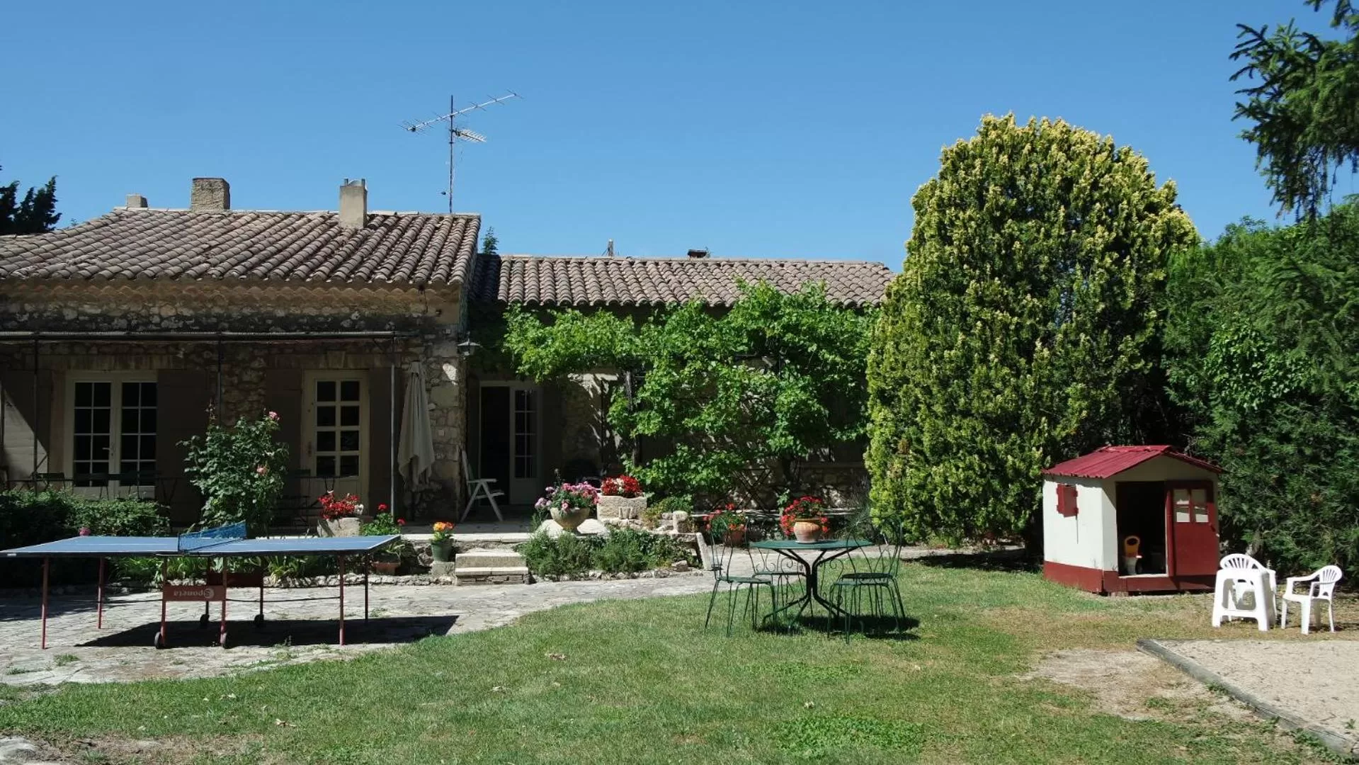 Property building in Mas Grimaud - Gîte- Studio et chambres d'hôtes familiales