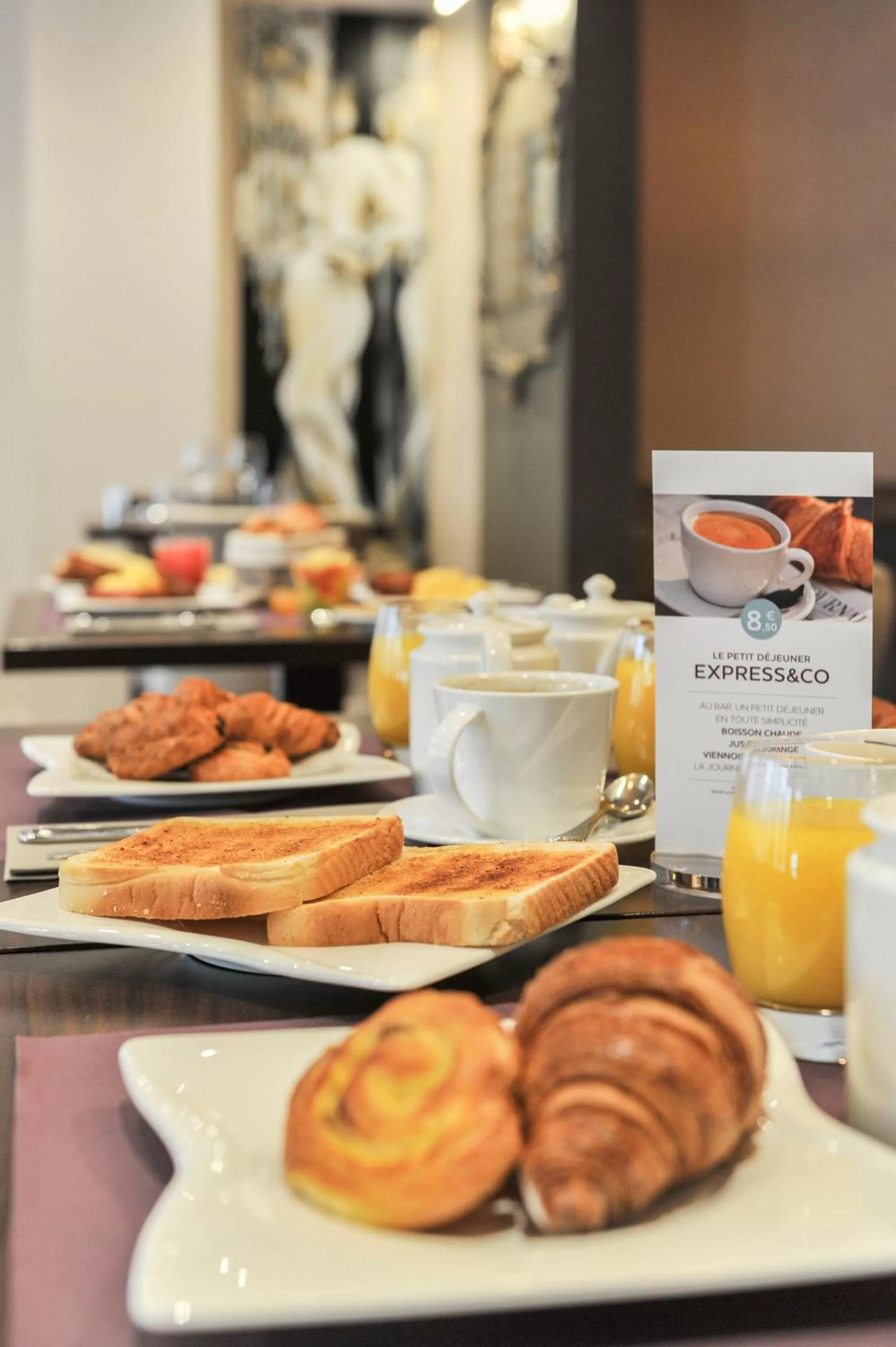 Lounge or bar in Mercure Paris Roissy CDG