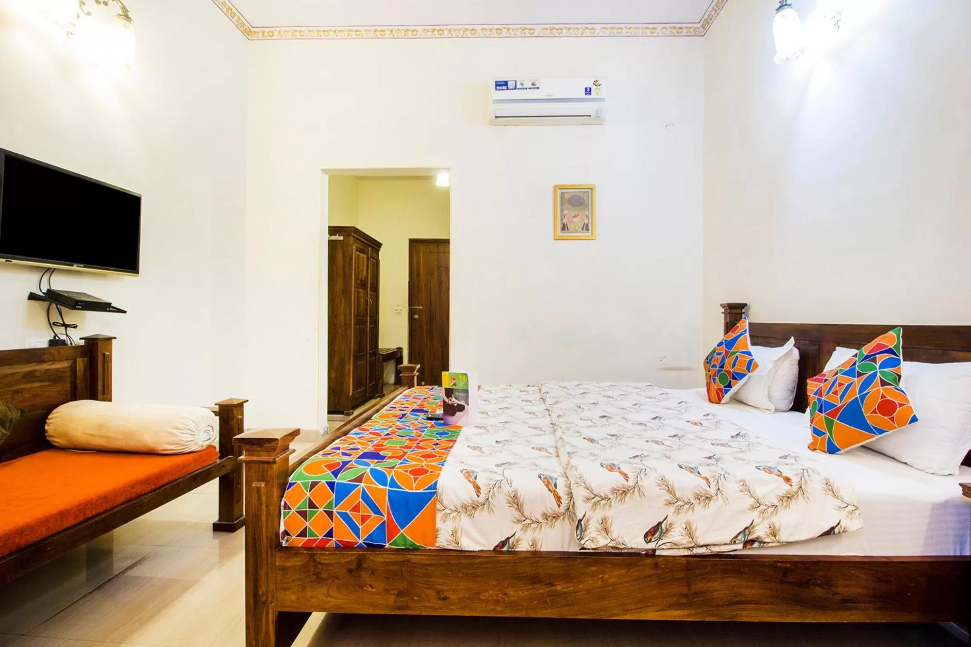 Bedroom, Bed in Hotel Raj Kothi Jaipur airport