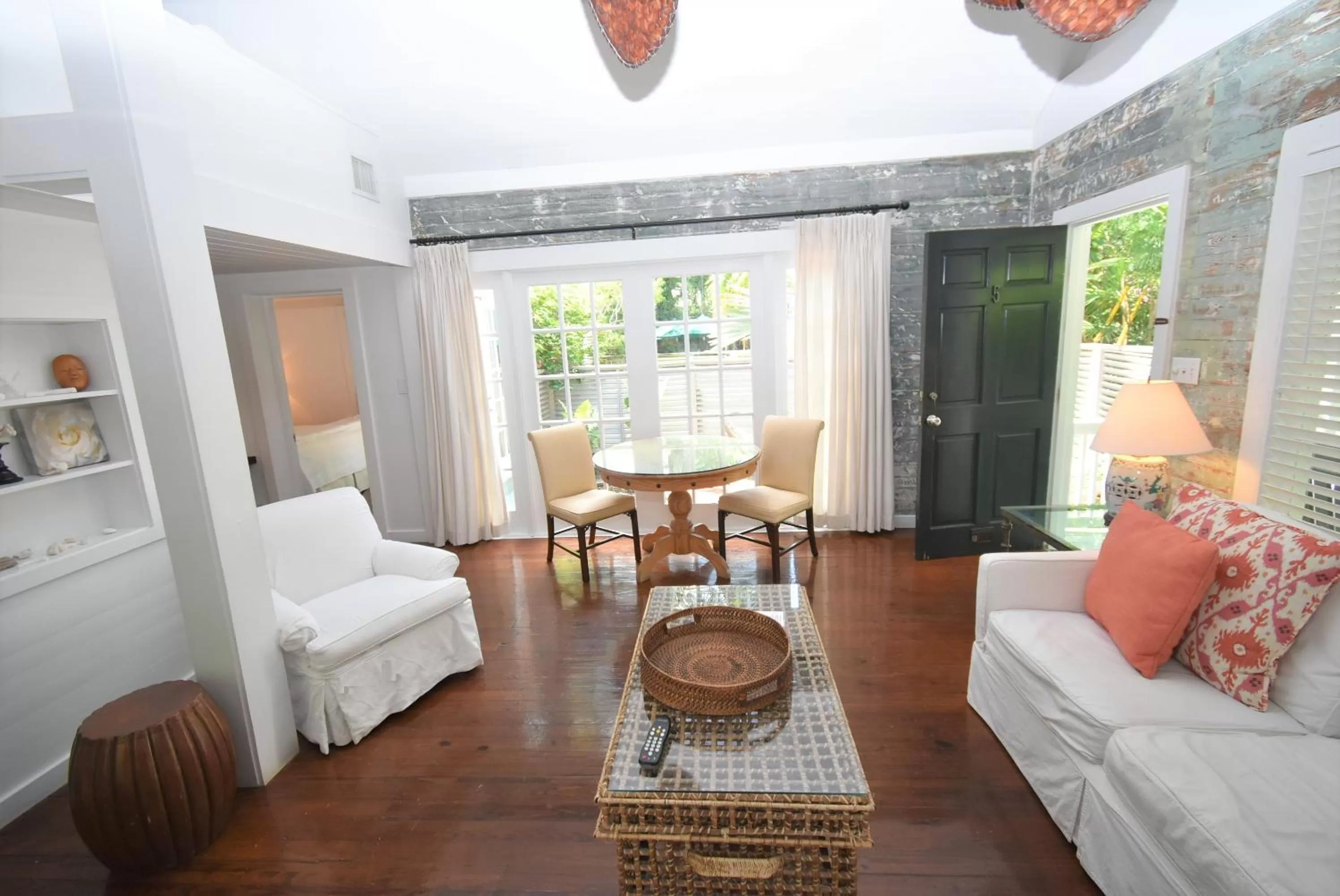 Bed in Simonton Court Historic Inn & Cottages