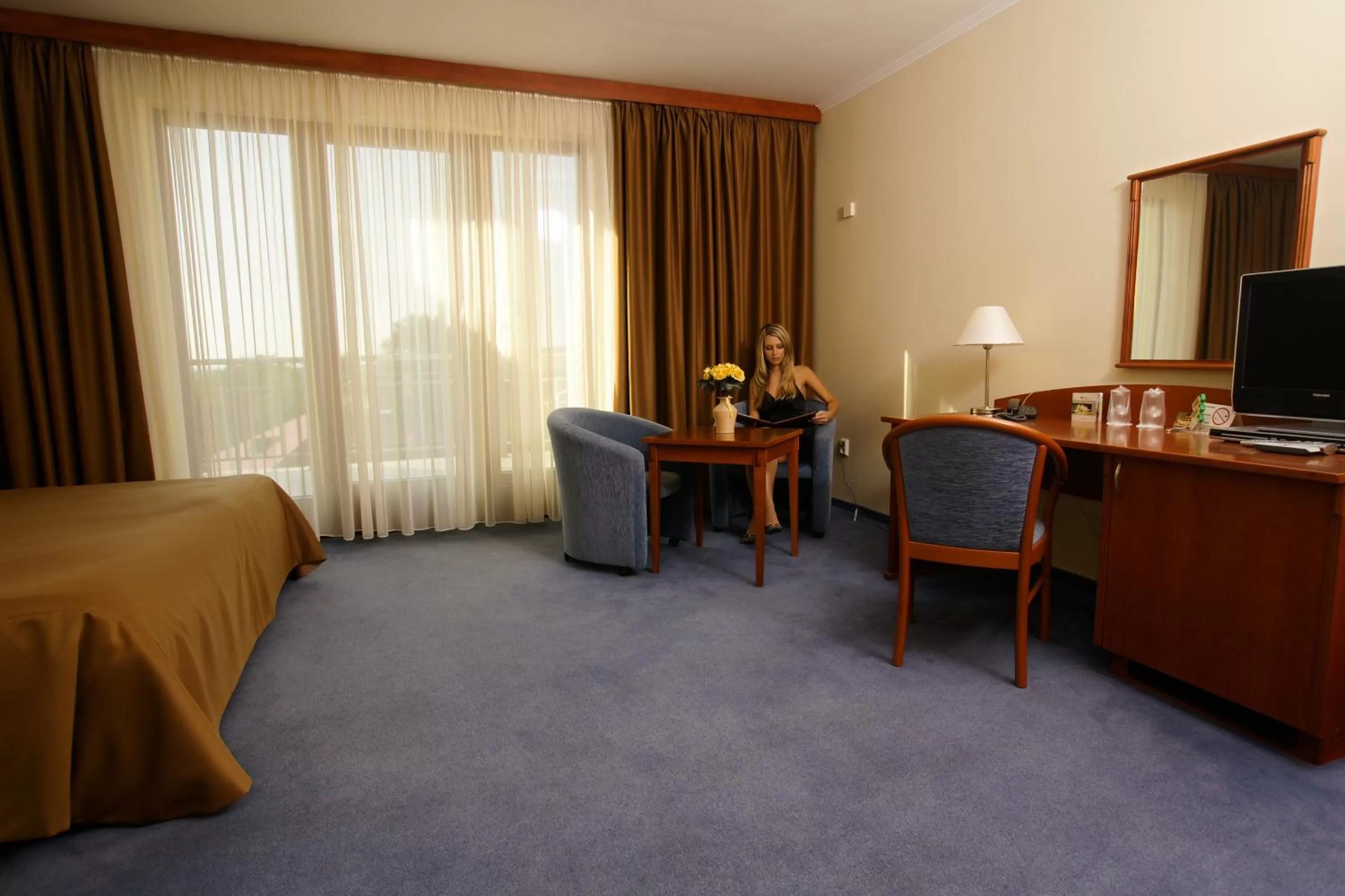 Seating area, Bed in April hotel Panorama