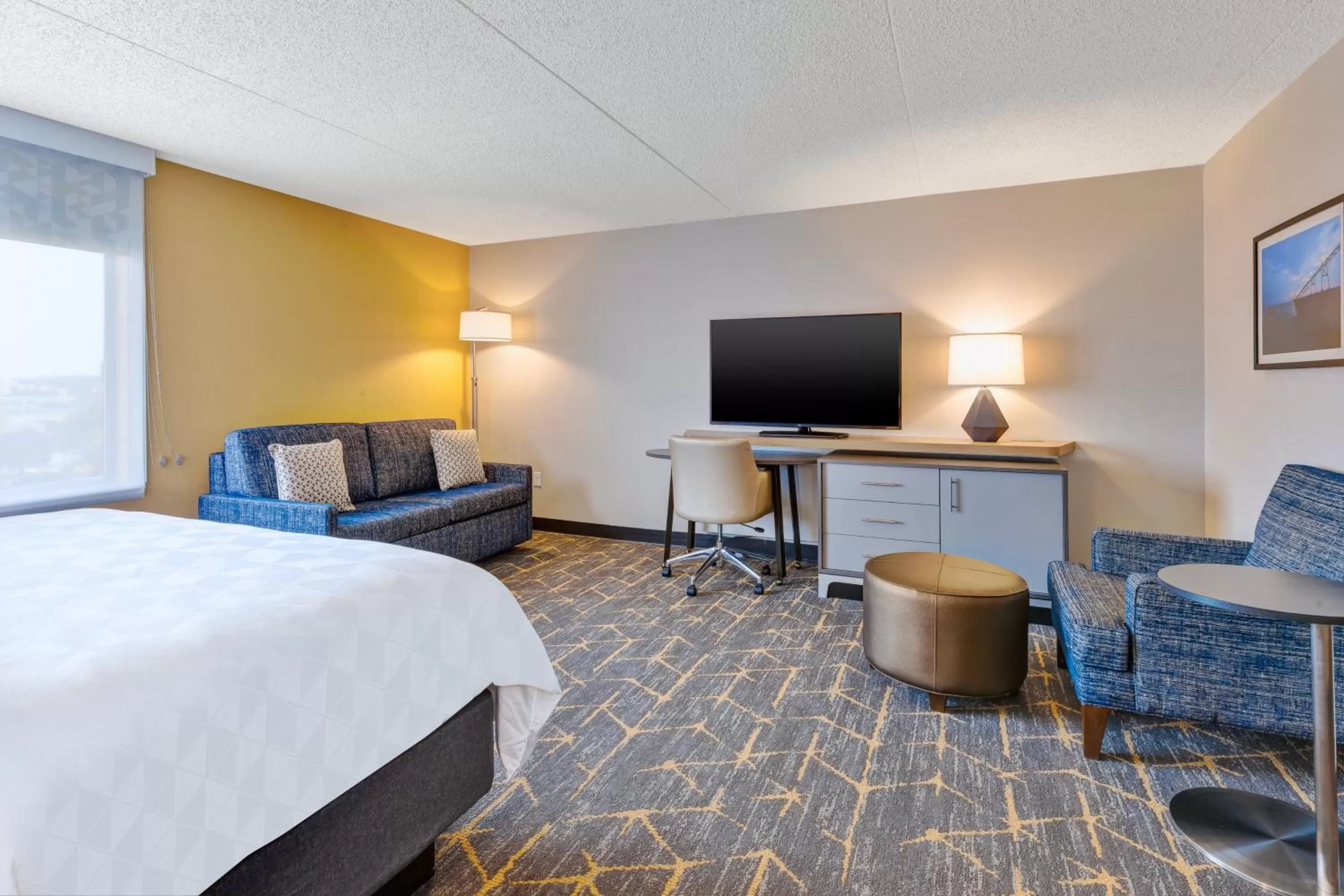 Photo of the whole room, Bed in Holiday Inn Grand Rapids Downtown by IHG
