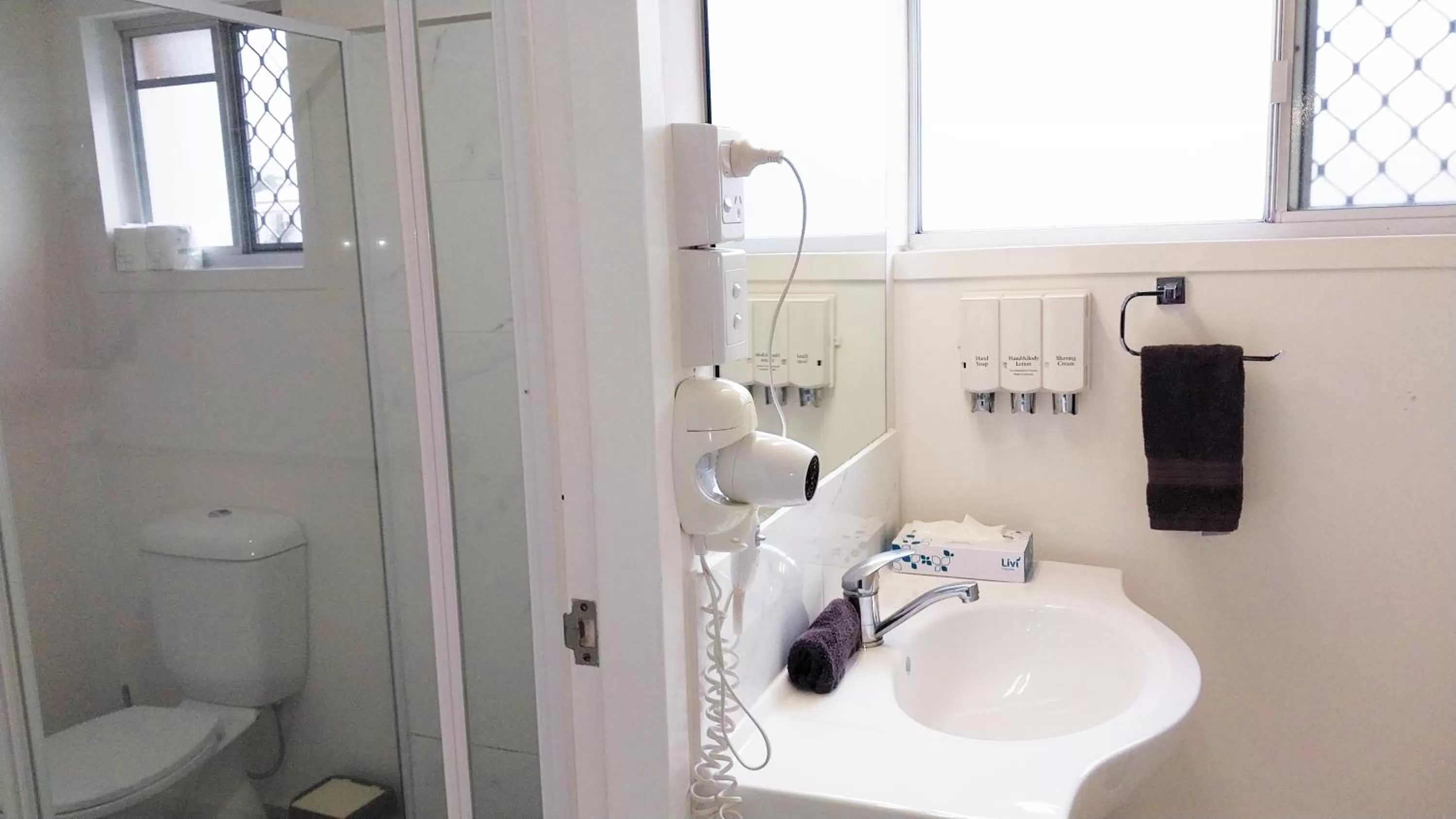 Bathroom in Miners Lodge Motor Inn