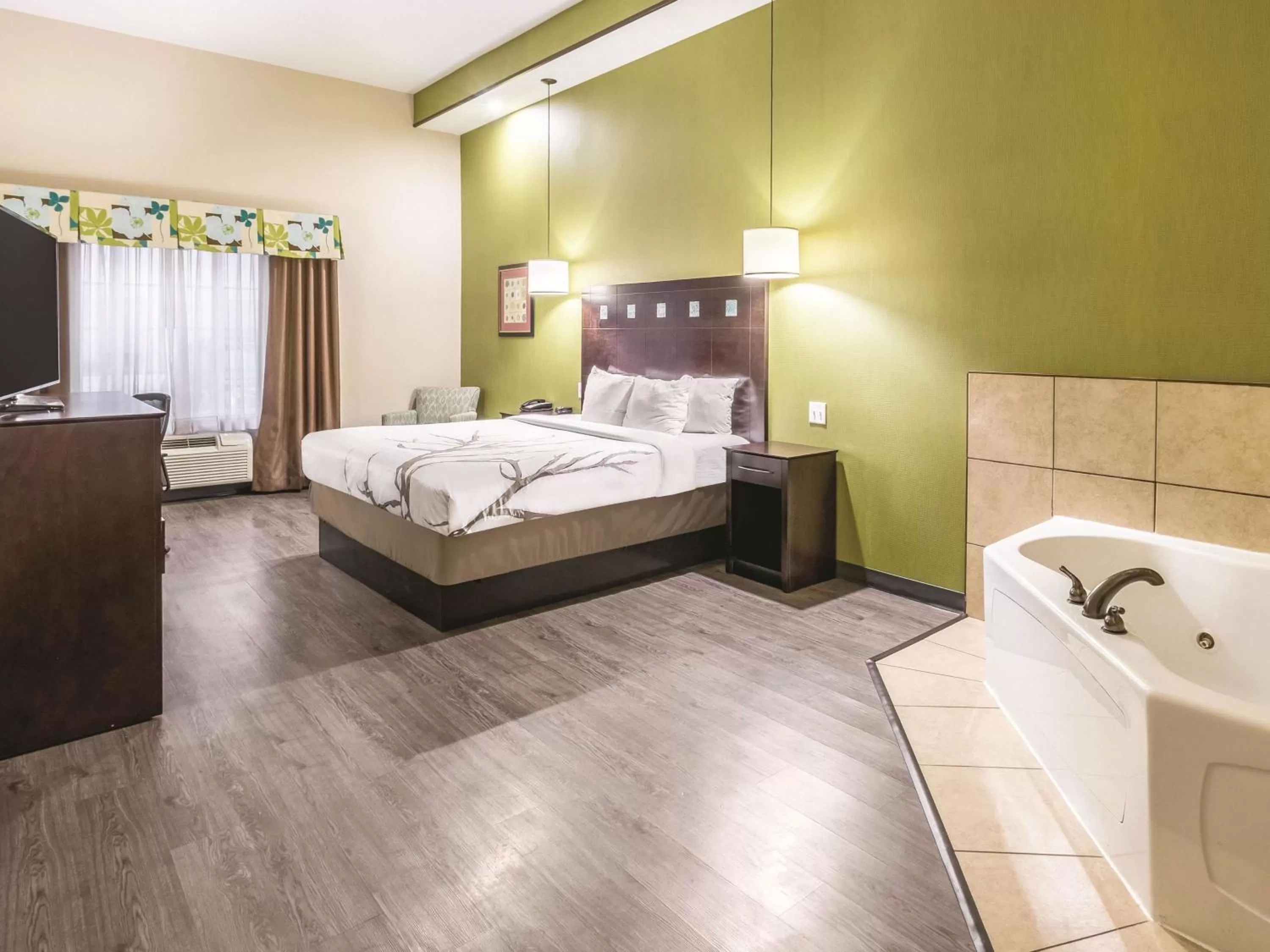 Photo of the whole room, Bed in La Quinta by Wyndham Dallas Grand Prairie South