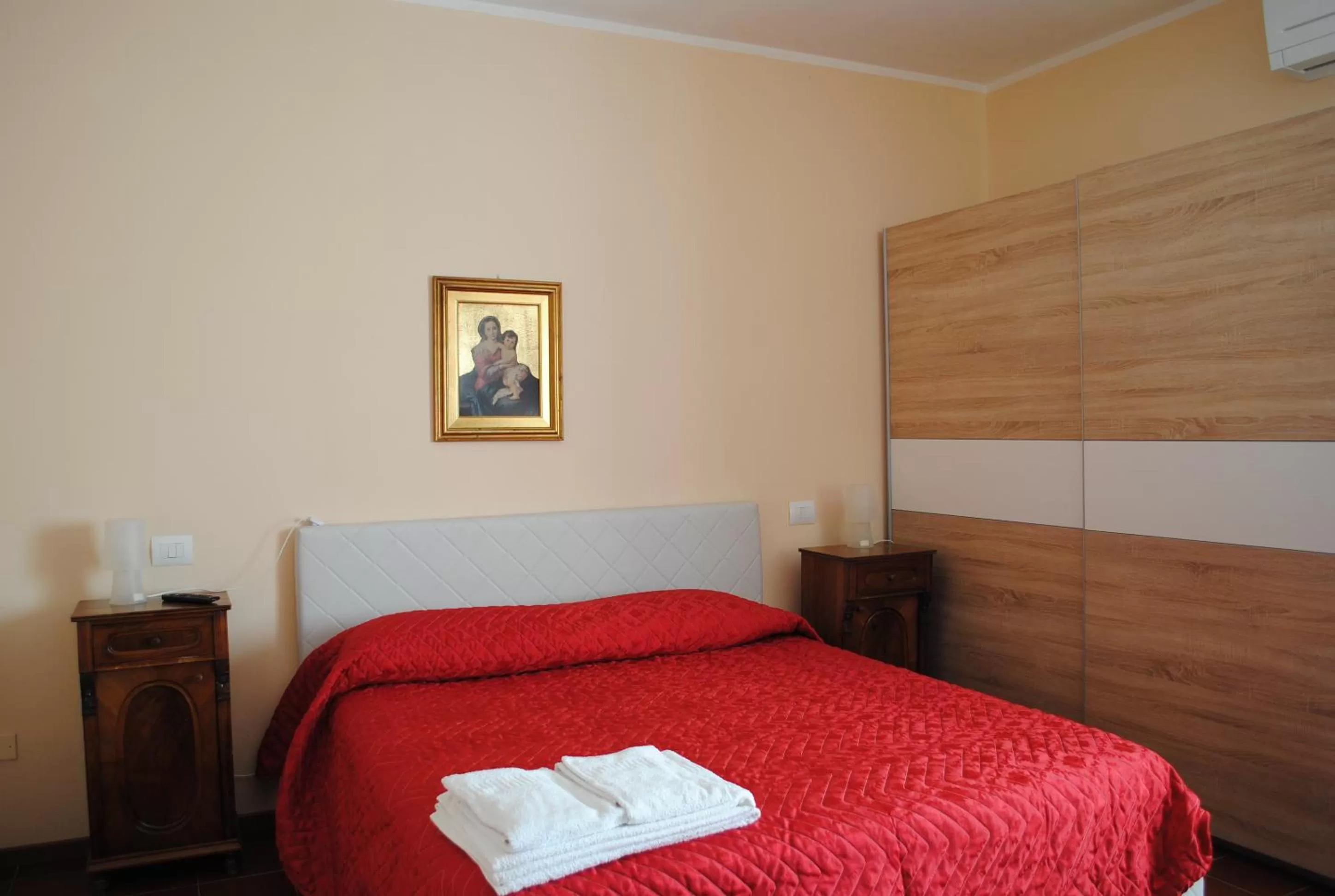 Bedroom, Bed in AGRITURISMO MELOGRANO D'ORO