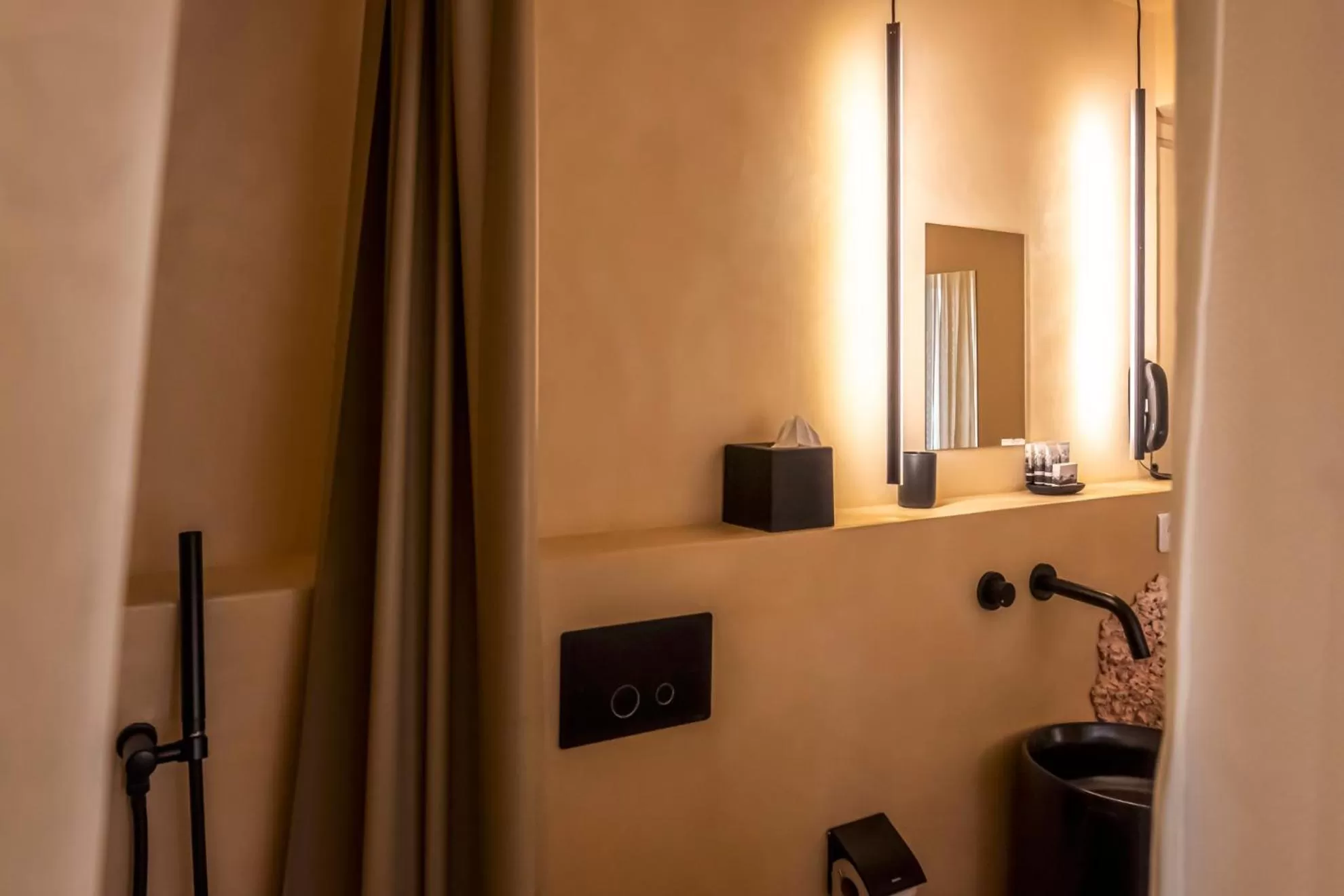 Bathroom in Hôtel La Reine Jane