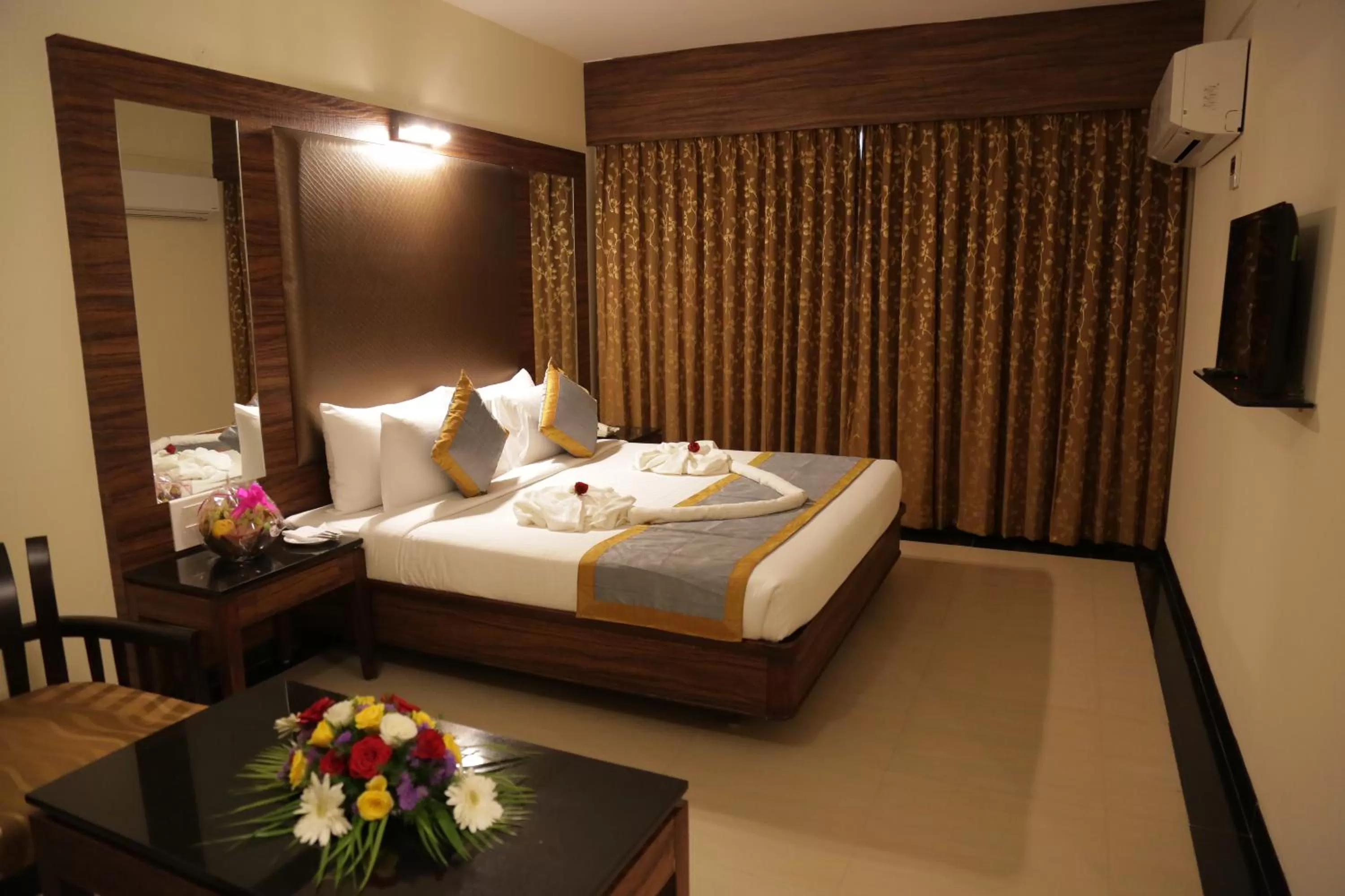 Photo of the whole room, Bed in Rangalaya Royal