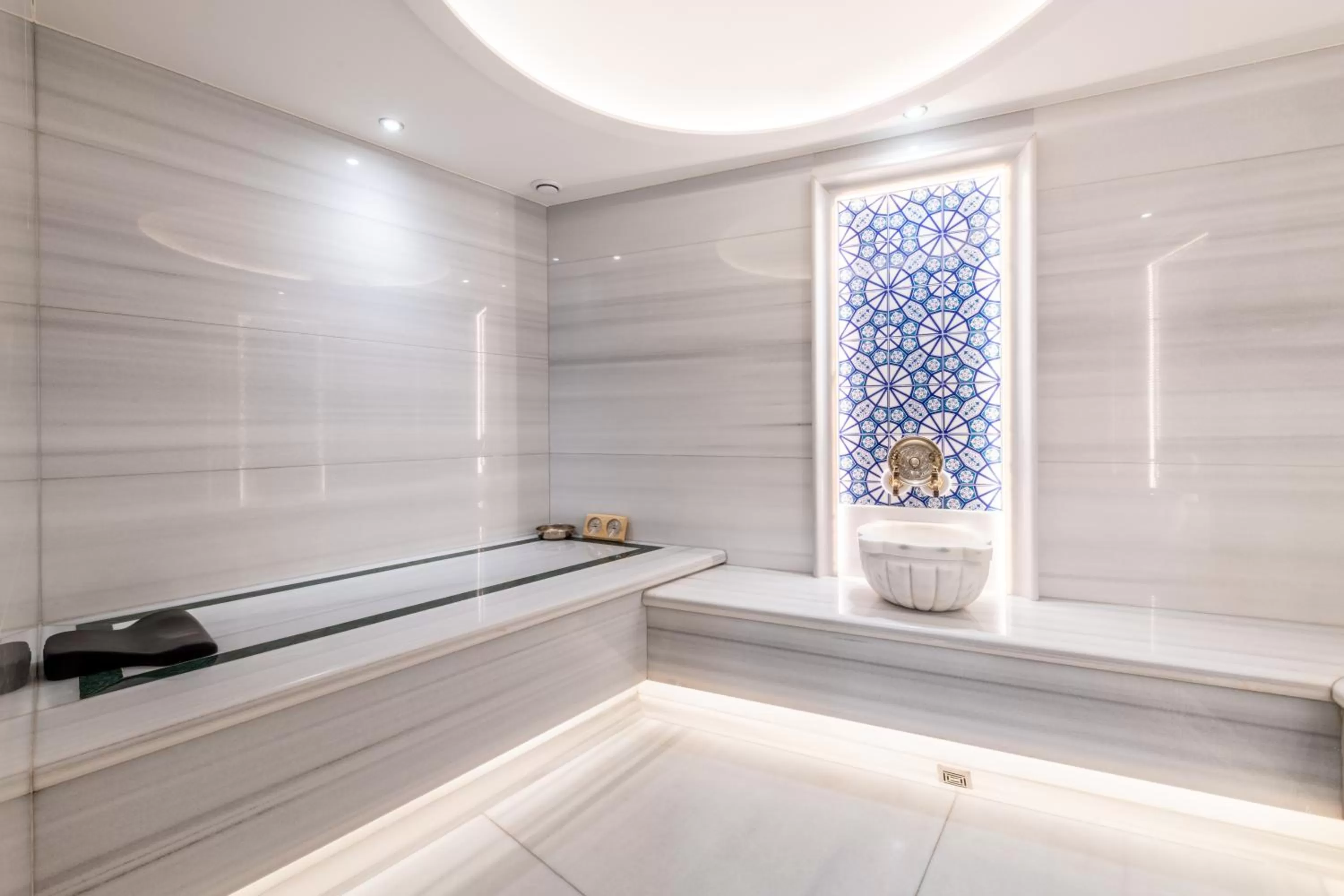 Public Bath in Aprilis Deluxe Hotel