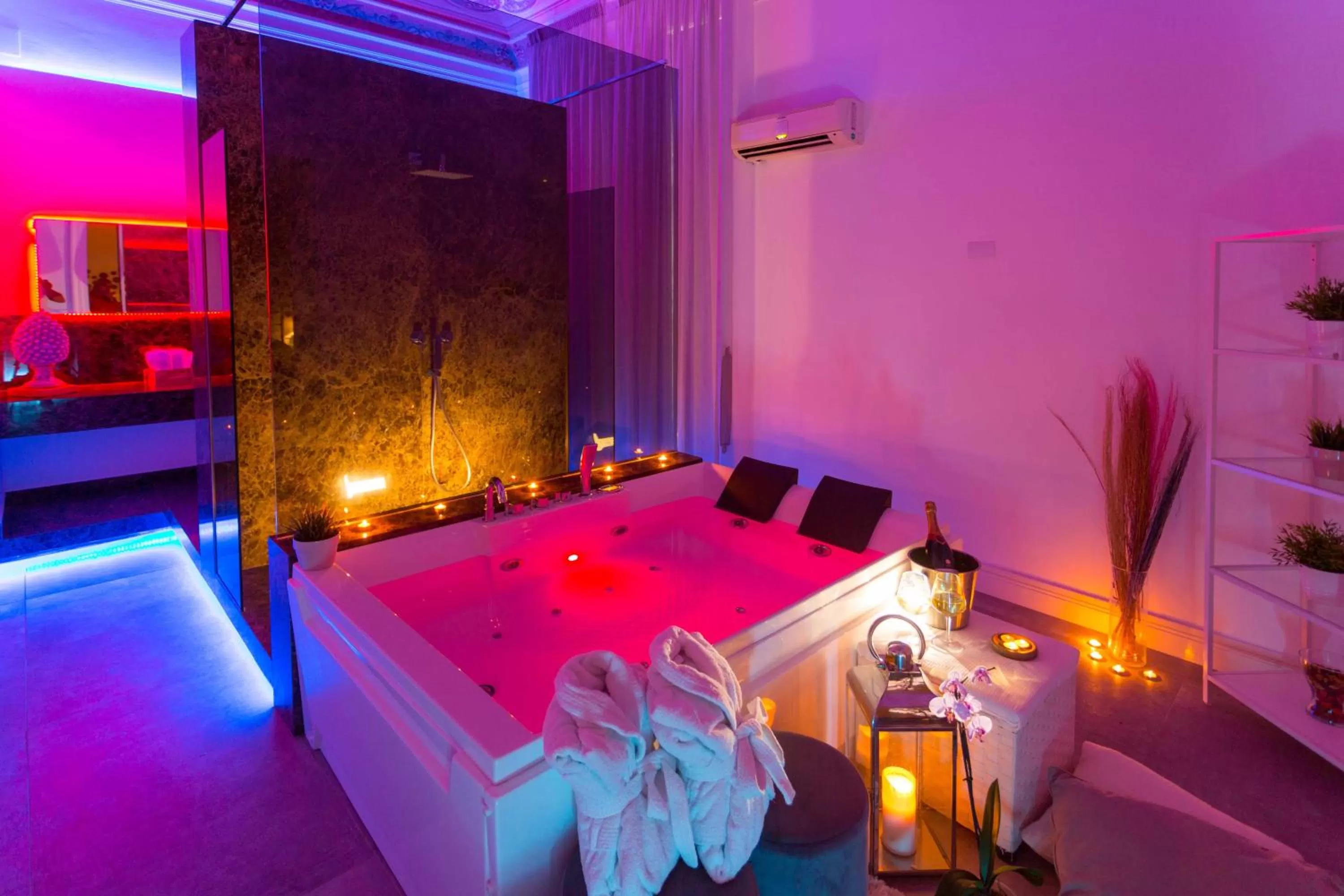 Hot Tub, Bed in Palazzo Bruca Catania