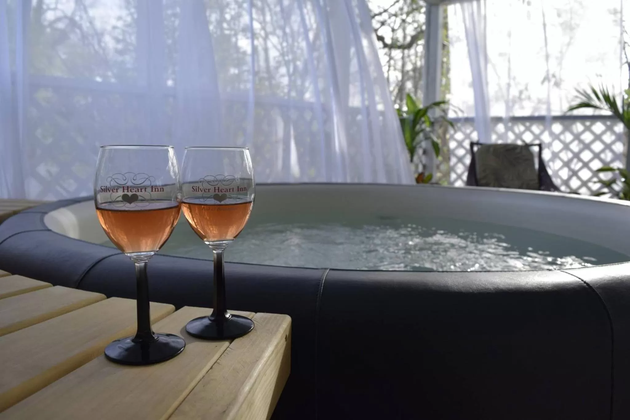 Hot Tub in Silver Heart Inn & Cottages