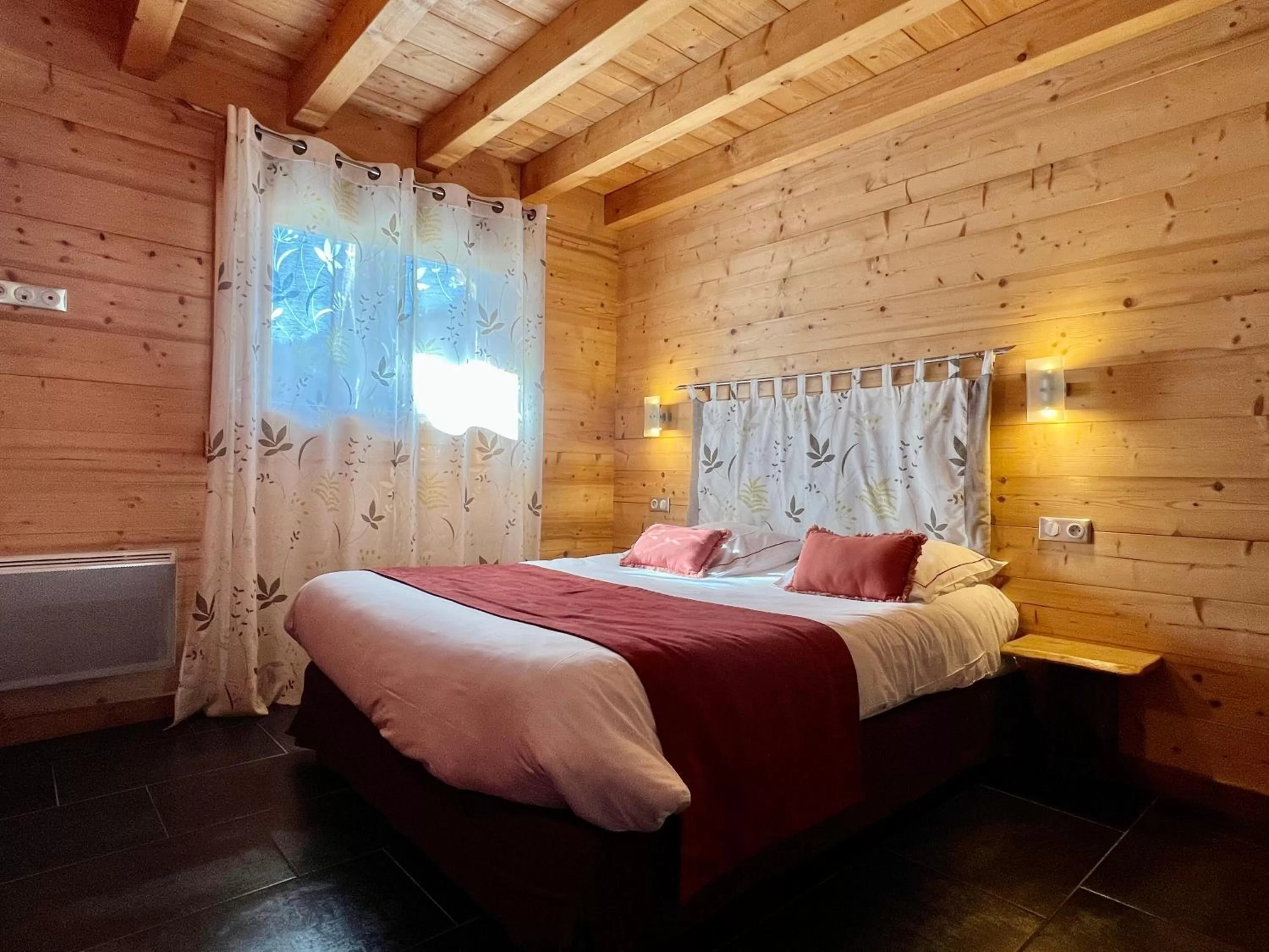 Bed in LOGIS HÔTEL, CHALETS et RESTAURANT LES CHATELMINÉS