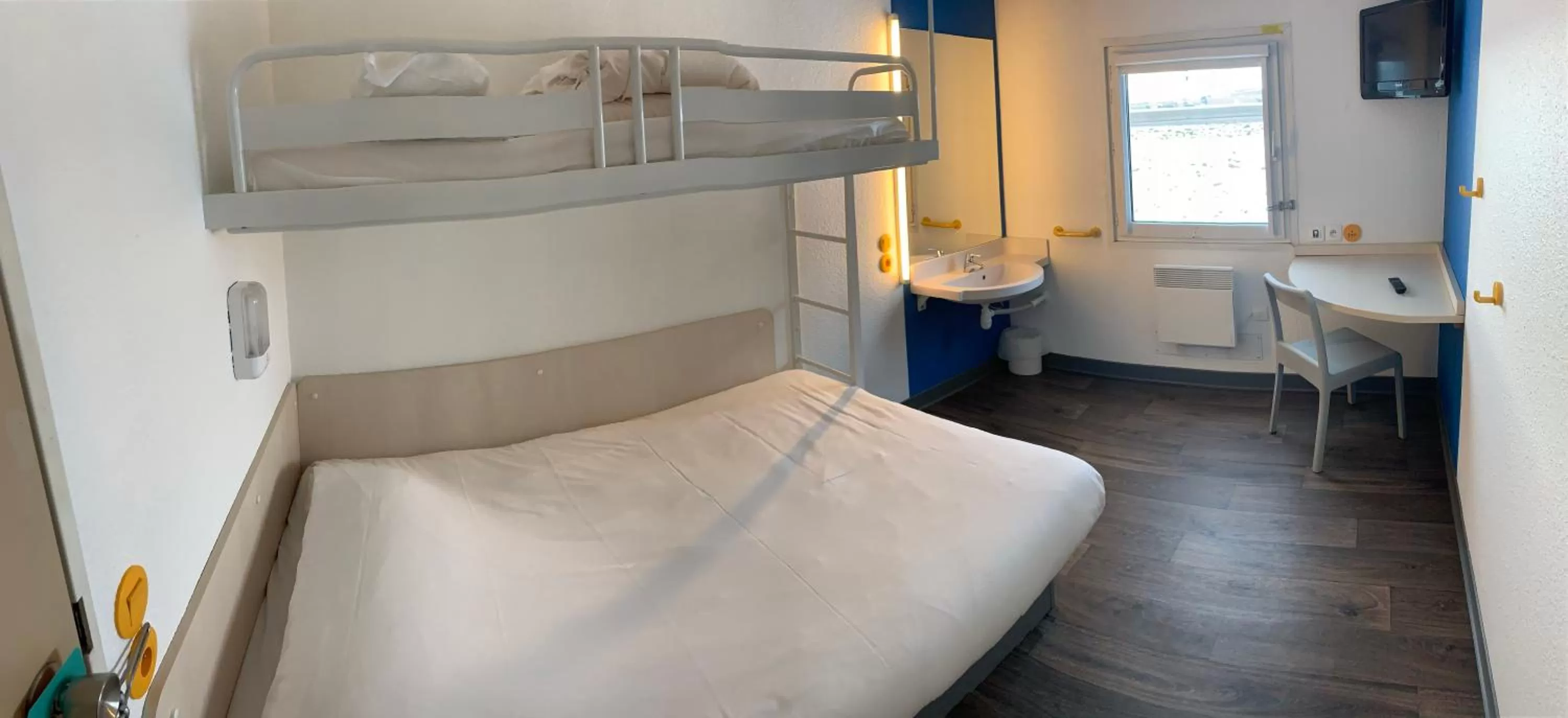 Photo of the whole room, Bed in hotelF1 Pontarlier