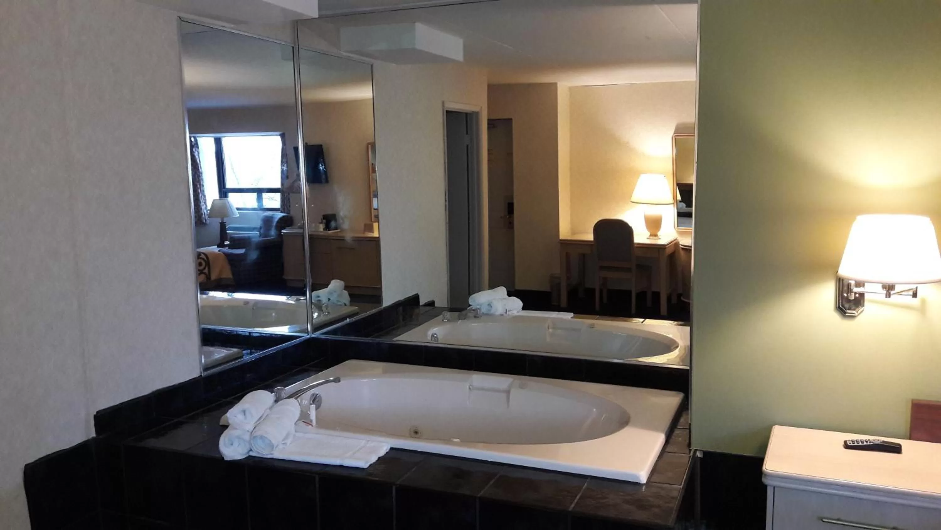 Hot Tub, Bed in Super 8 by Wyndham Niagara Falls North