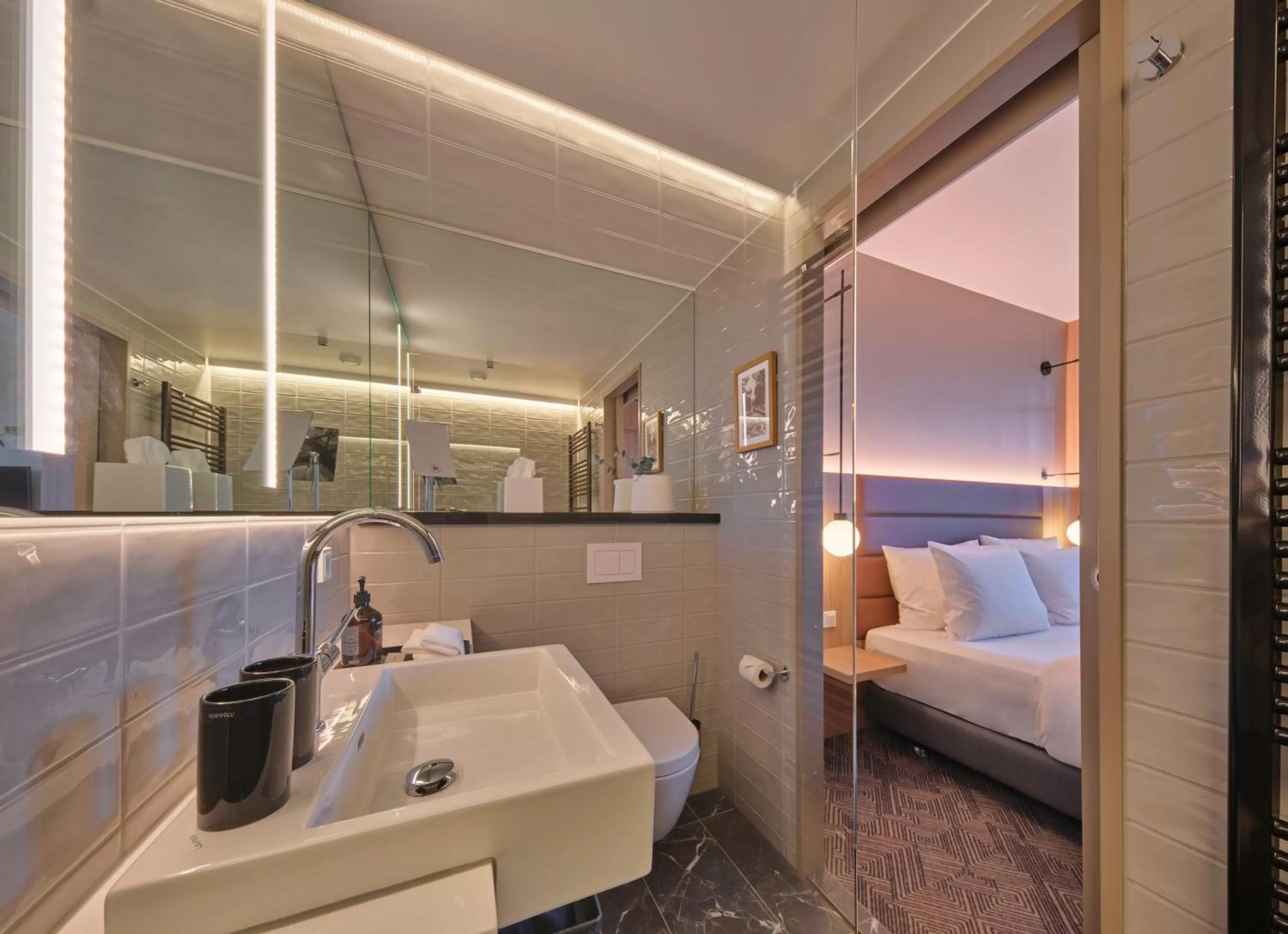 Bathroom, Bed in Adina Apartment Hotel Munich