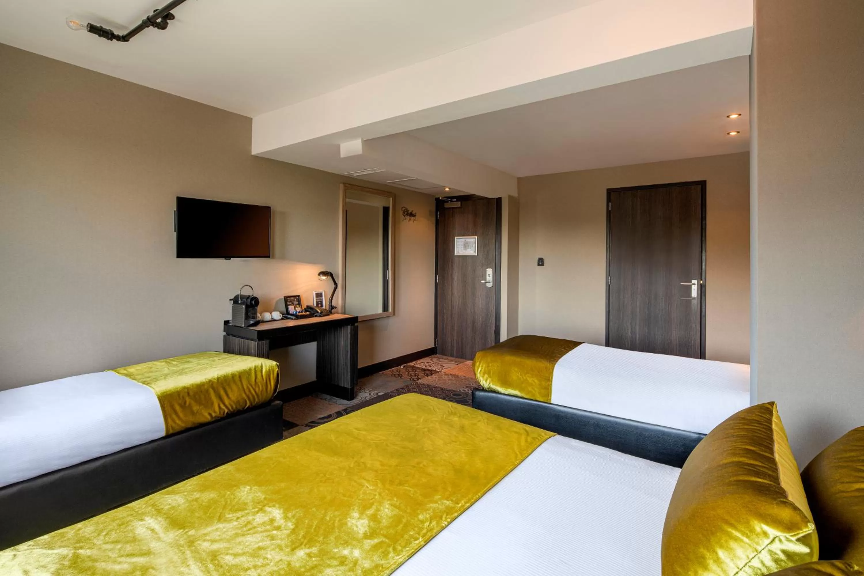 Other, Bed in The Alfred Hotel