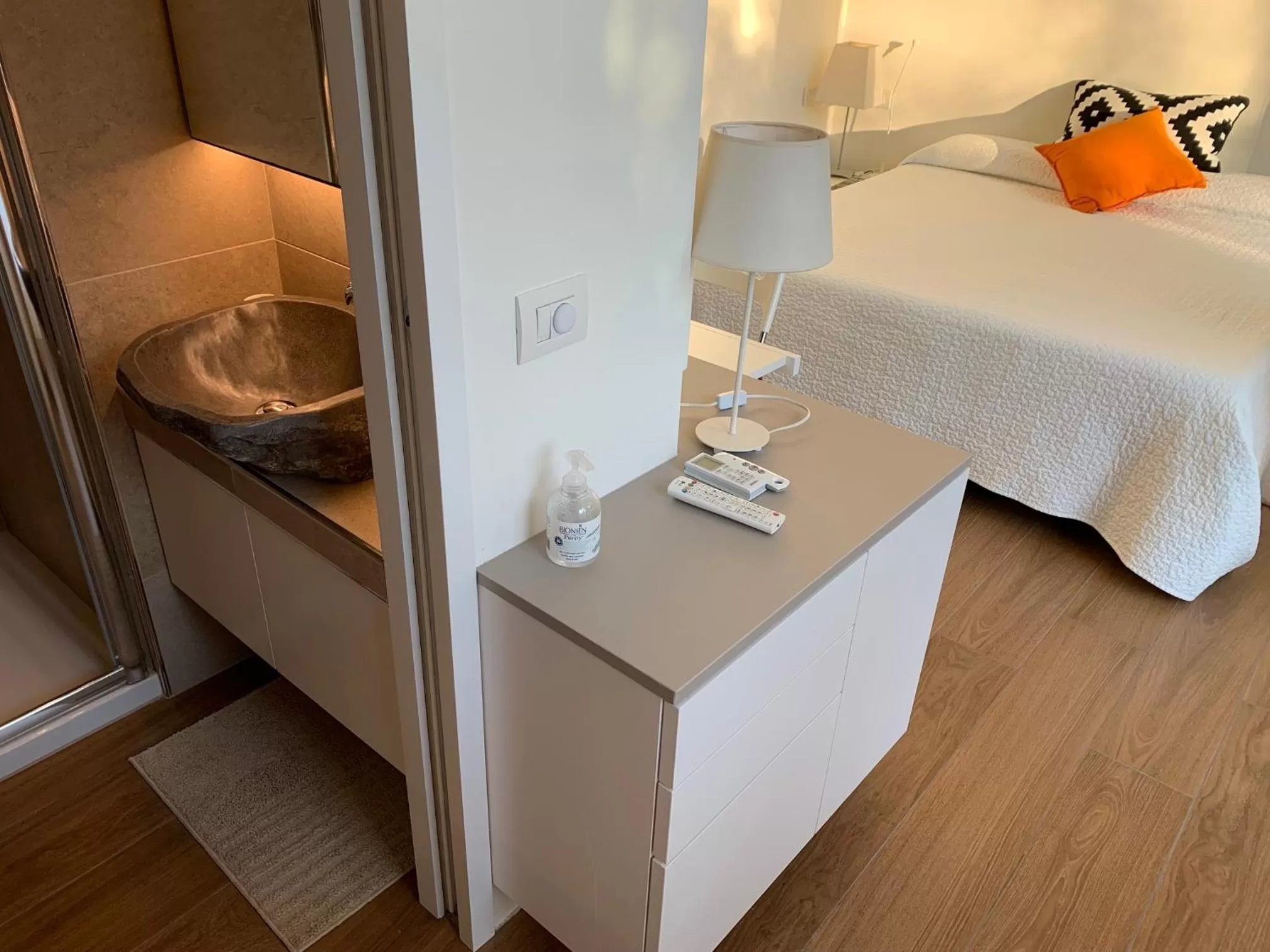 Bathroom, Bed in CASABELLA-LAGO MAGGIORE