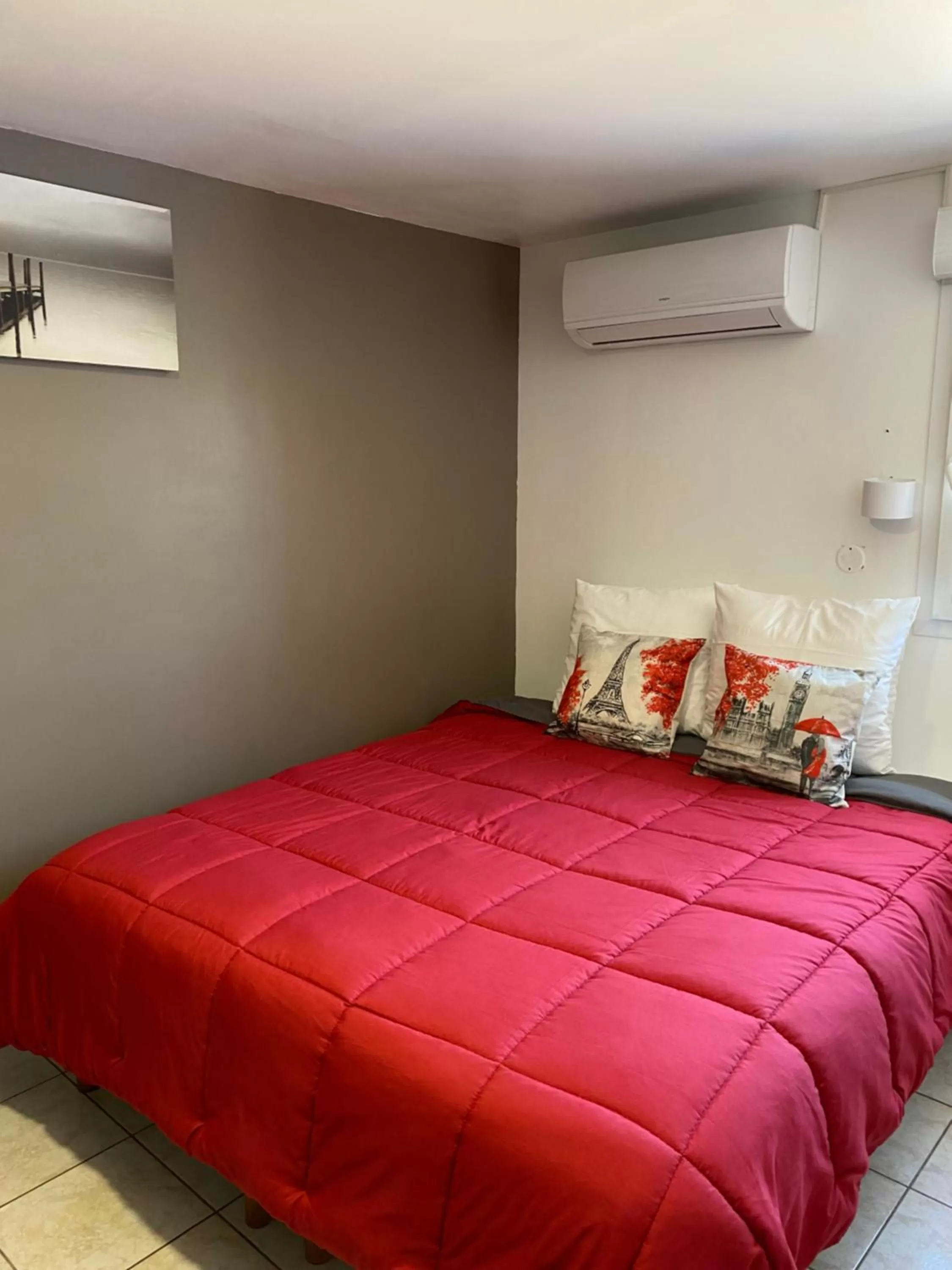 Bed in LOGIS Hôtel Restaurant La Chaumière