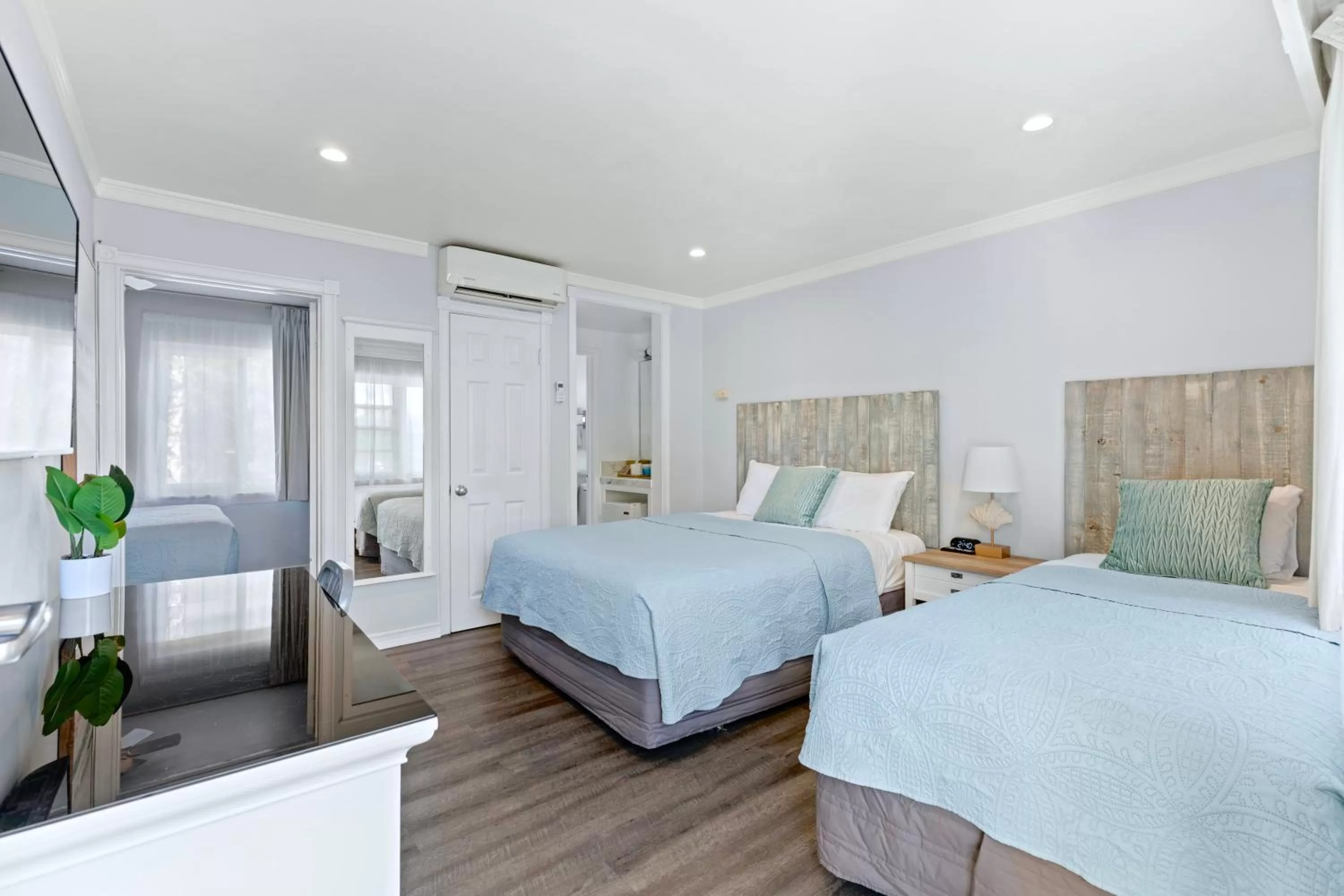 TV and multimedia, Bed in Ocean Lodge Santa Monica Beach Hotel