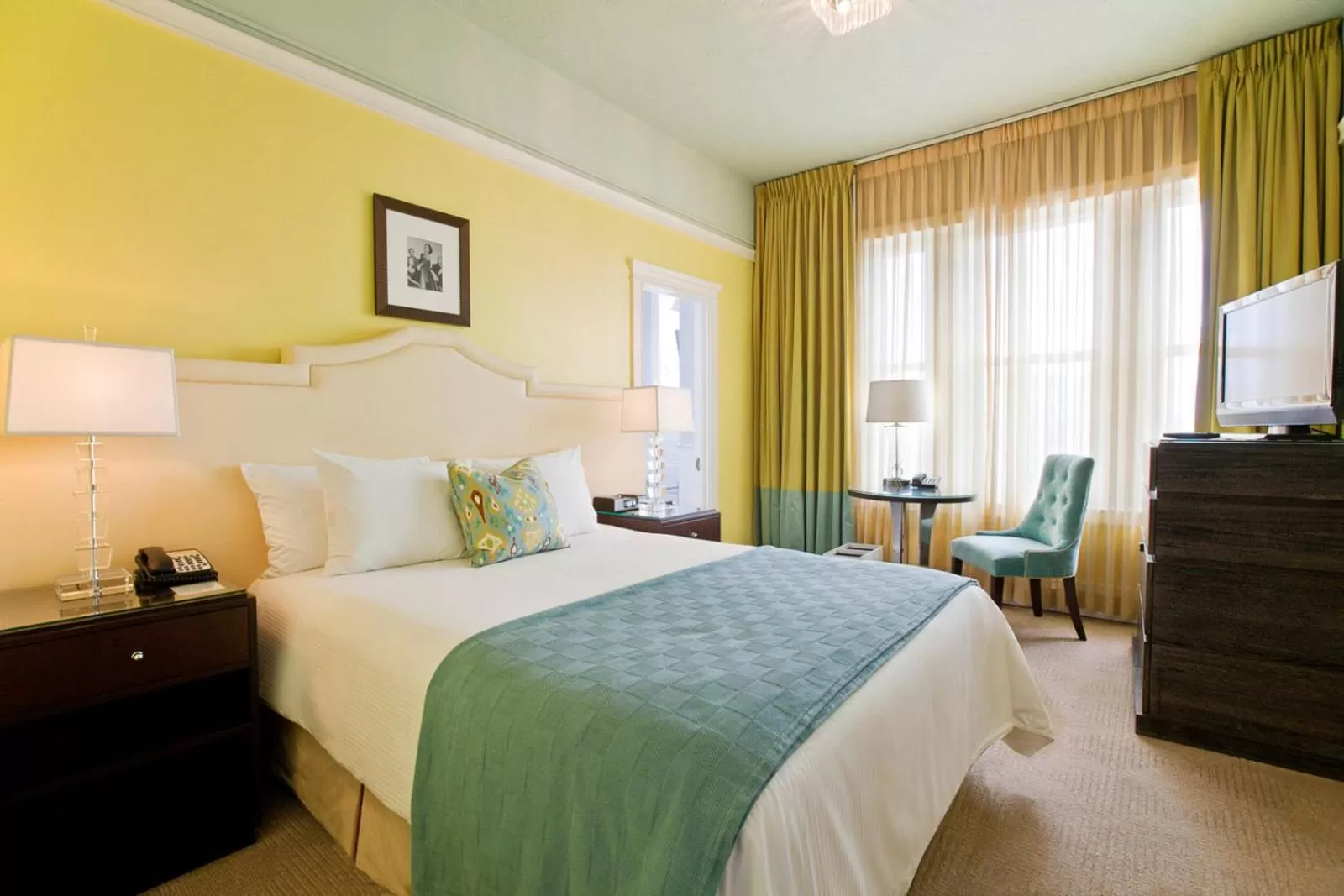 Photo of the whole room, Bed in Hotel DeLuxe