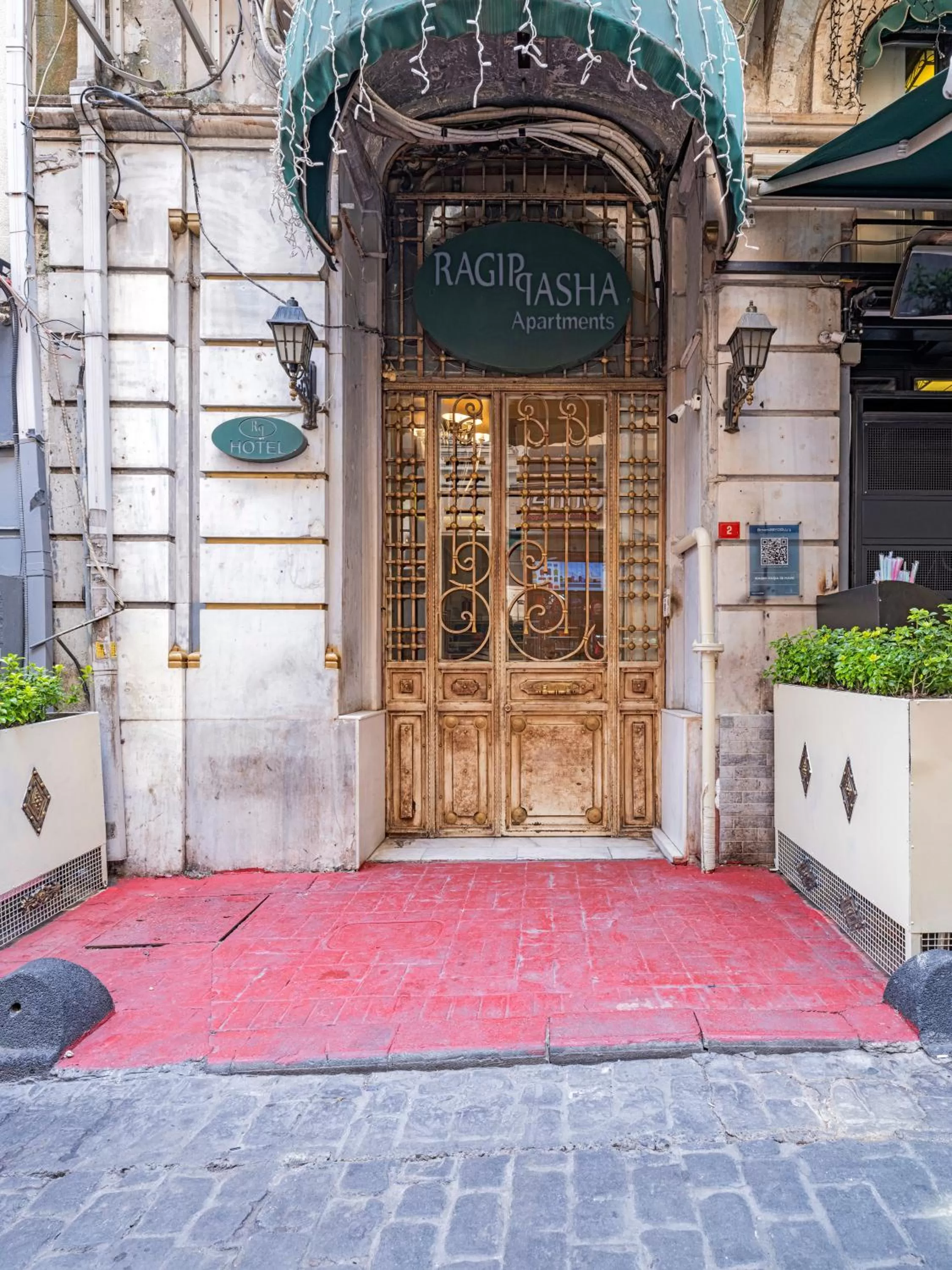 Property building in Ragip Pasha Apartments