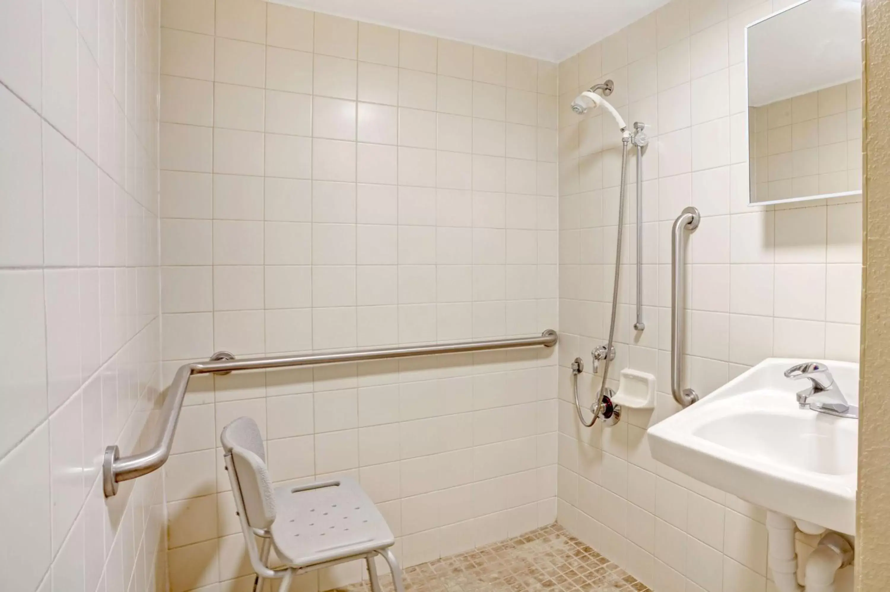 King Room - Mobility Accessible/Non-Smoking in Super 8 by Wyndham Nashville West King Room - Mobility Accessible/Non-Smoking in Super 8 by Wyndham Nashville West